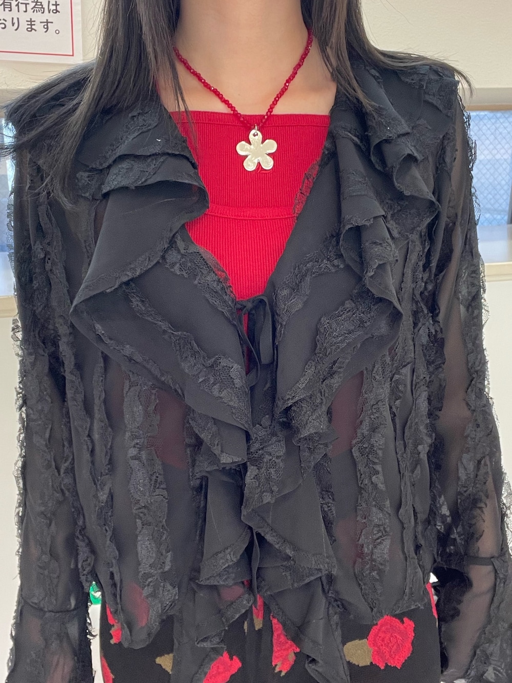 ブラック系のその他パンツ、ブラック系のシャツ/ブラウス、レッド系のキャミソールを着用したレディースの春コーディネートの6枚目の写真