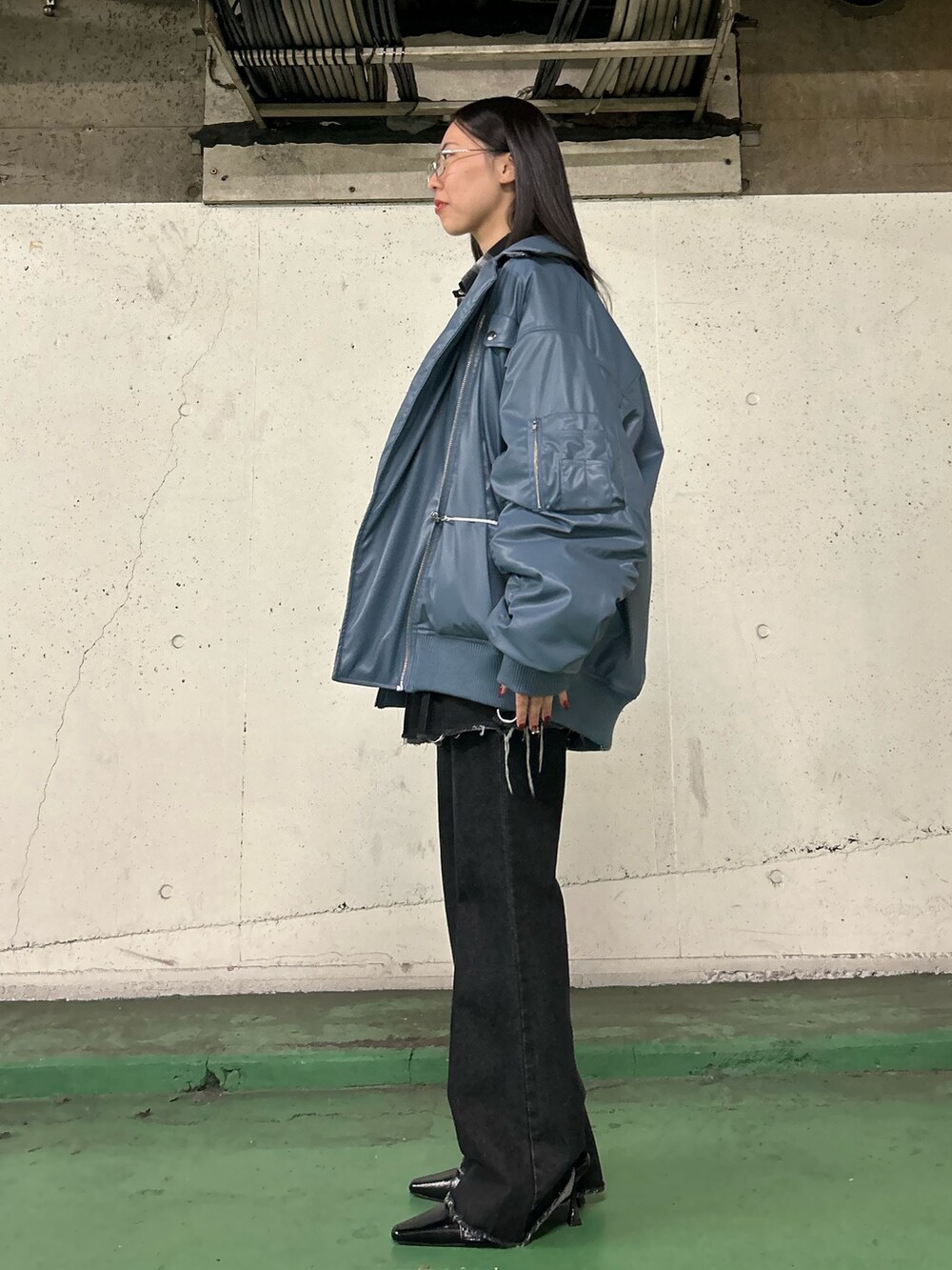 ブラック系のその他パンツ、ブルー系のブルゾン、ブラック系のシャツ/ブラウスを着用したレディースの秋コーディネートの3枚目の写真