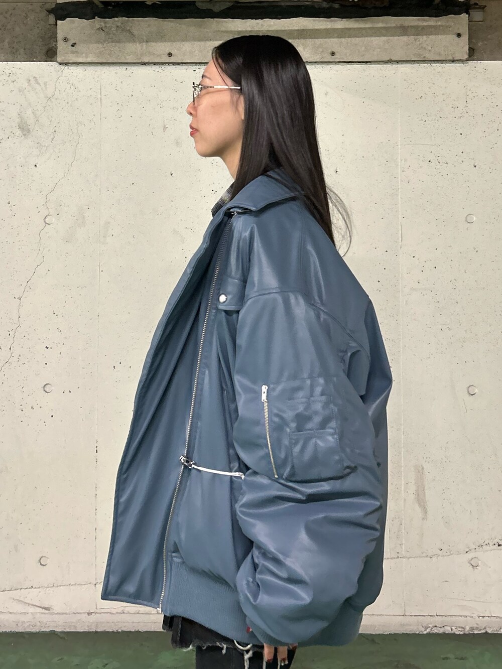 ブラック系のその他パンツ、ブルー系のブルゾン、ブラック系のシャツ/ブラウスを着用したレディースの秋コーディネートの7枚目の写真