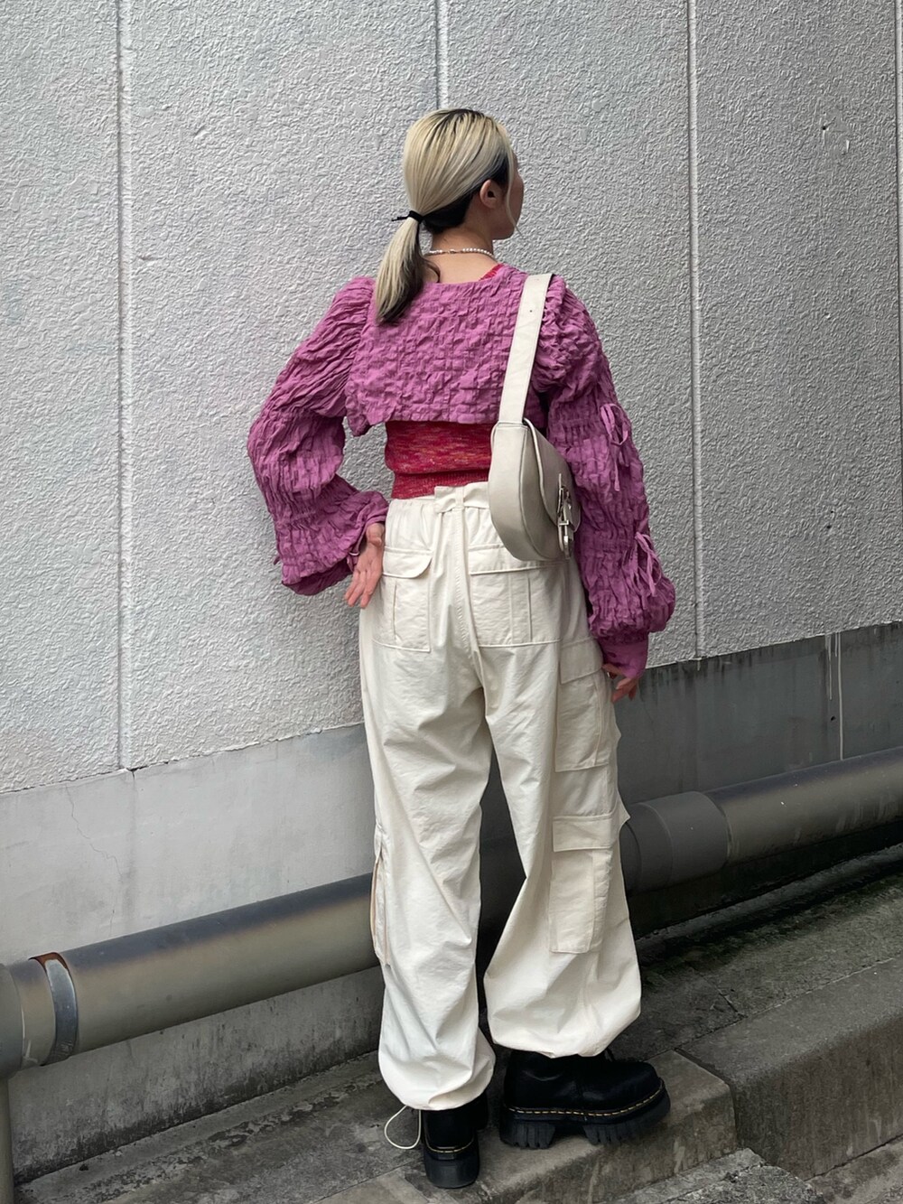 ホワイト系のその他パンツ、ピンク系のタンクトップ、ホワイト系のショルダーバッグを着用したレディースの春コーディネートの4枚目の写真