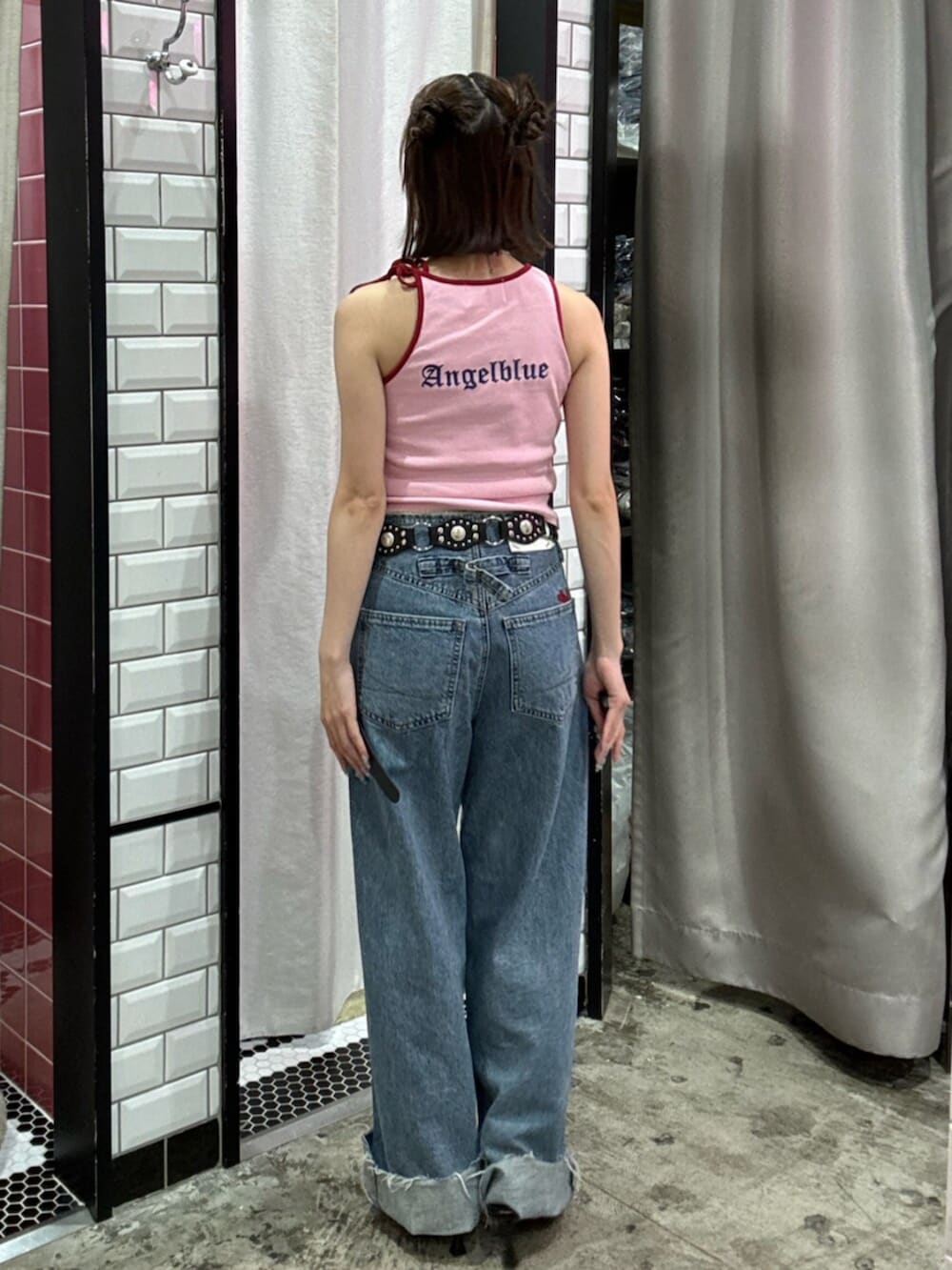 ブルー系のデニムパンツ、ピンク系のキャミソール、ブラック系のパンプスを着用したレディースの夏コーディネートの4枚目の写真