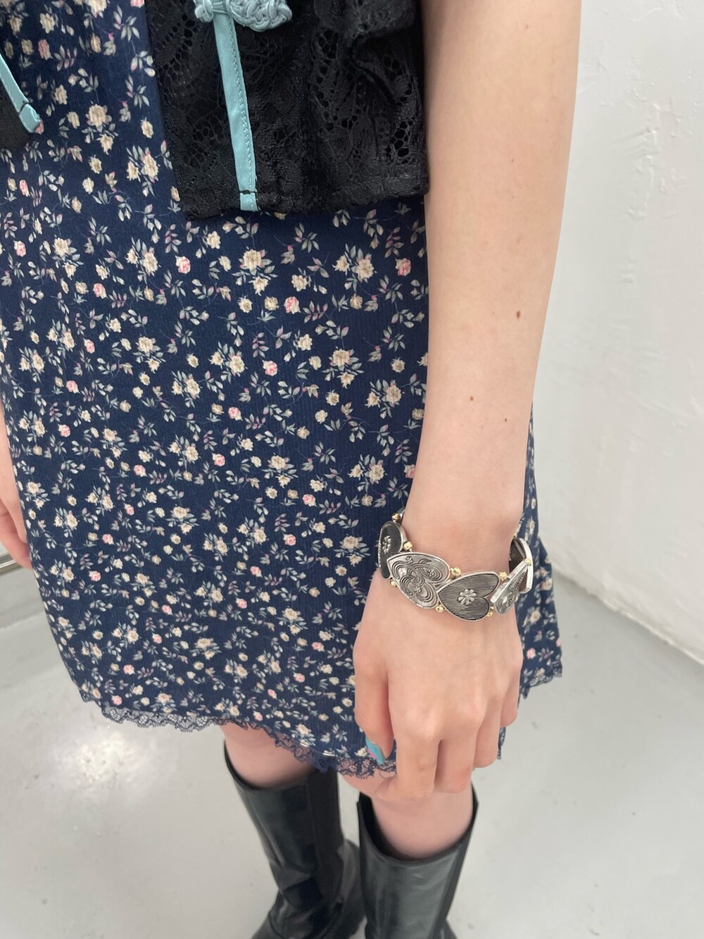 「jouetie、jouetiefashionista、jouetie_ootd、jouetieコーデ、jouetie ワンピース、キャミワンピ、花柄ワンピース、チャイナシャツ、チャイナブラウス、おでかけコーデ、夏服、お洒落さんとつながりたい、フリルトップス、チャイナ」｜「jouetieのフラワーカットキャミワンピース（ワンピース、ブルー系）」を使った、RINOさん（レディース・156cm）の春コーディネートの7枚目の写真
