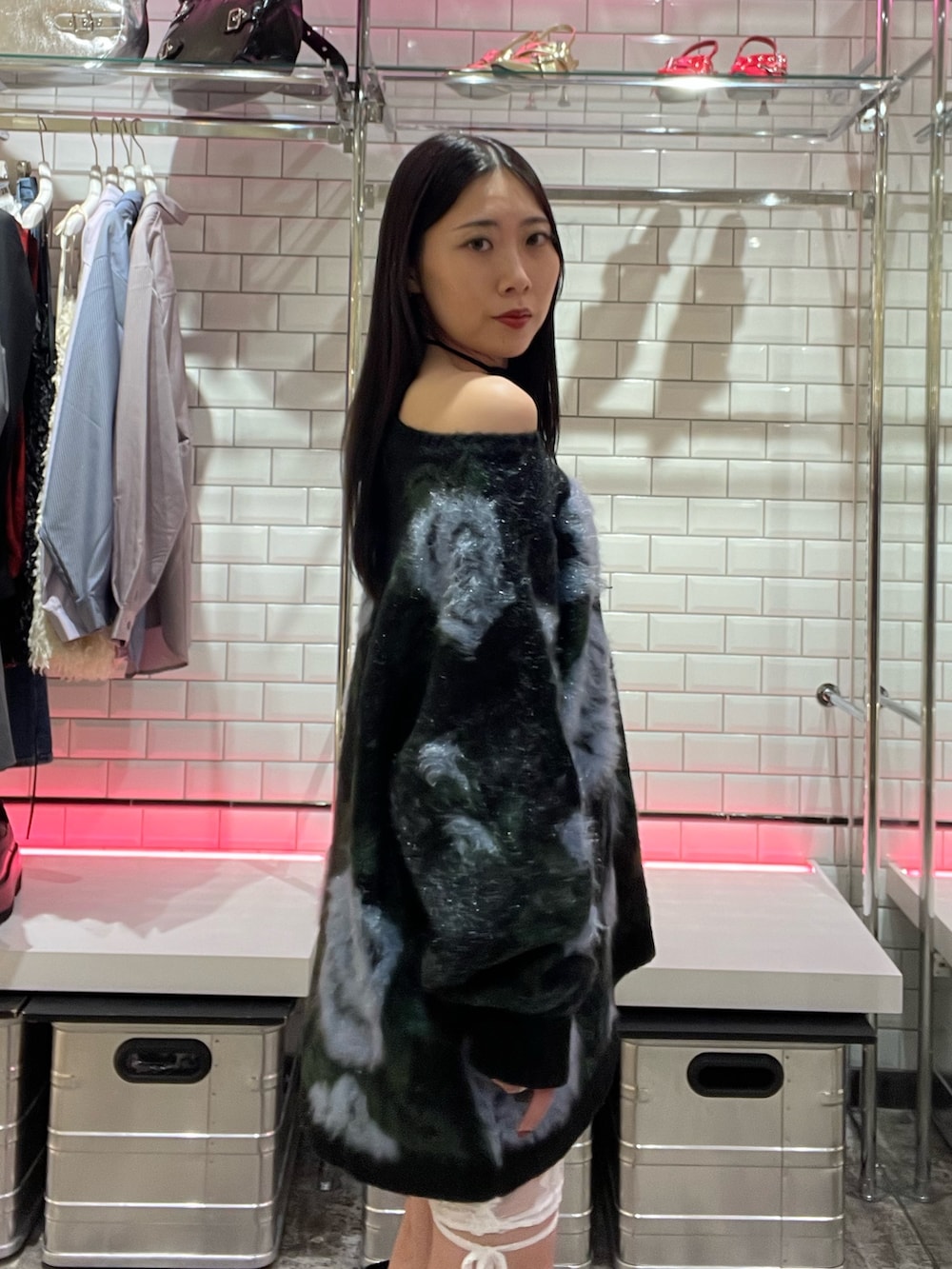 ブラック系のニット/セーター、ホワイト系のその他パンツ、ブラック系のブーツを着用したレディースの秋コーディネートの5枚目の写真