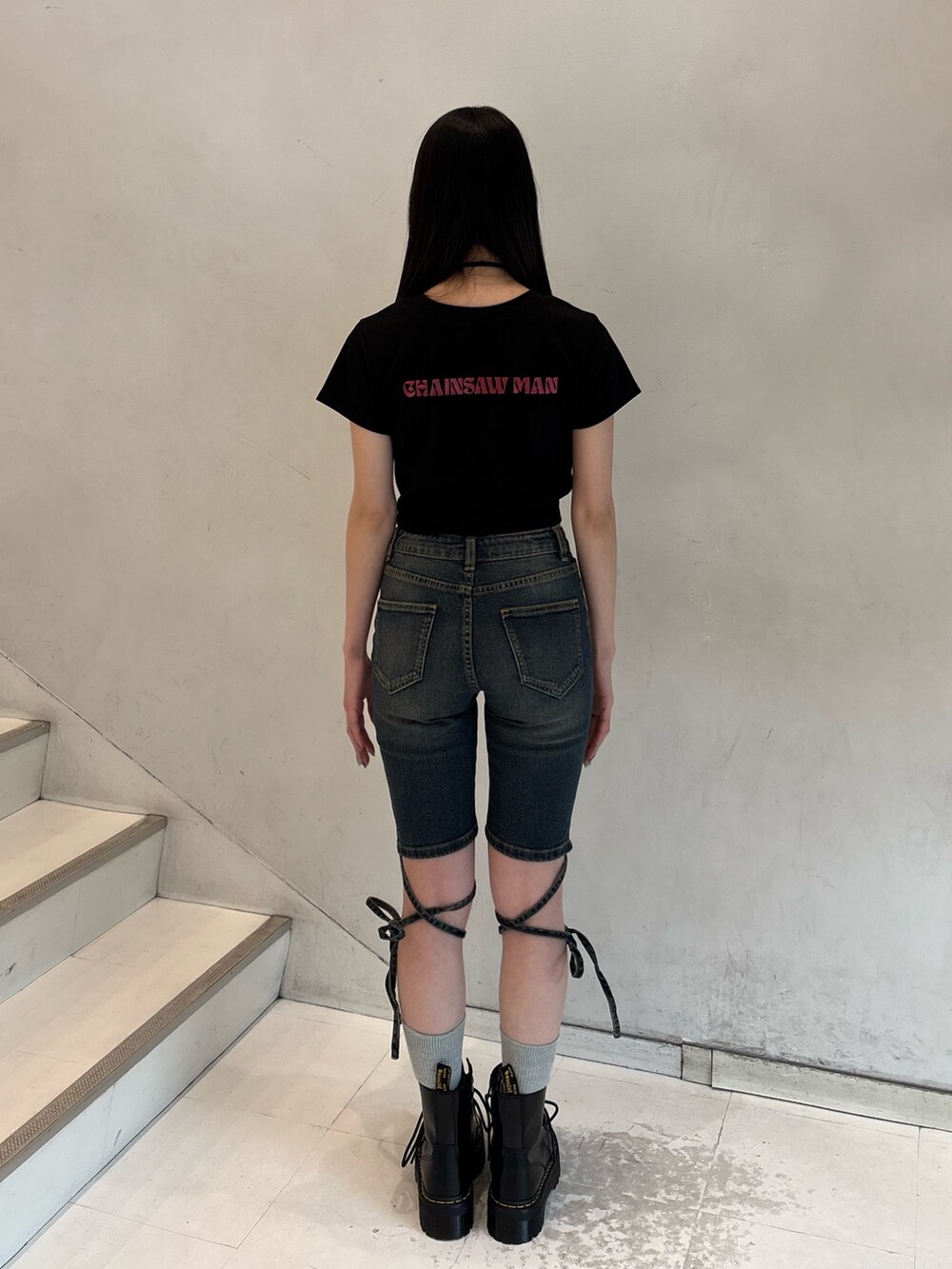 ブルー系のデニムパンツ、ブラック系のTシャツ/カットソー、ブラック系のチョーカーを着用したレディースの春コーディネートの4枚目の写真