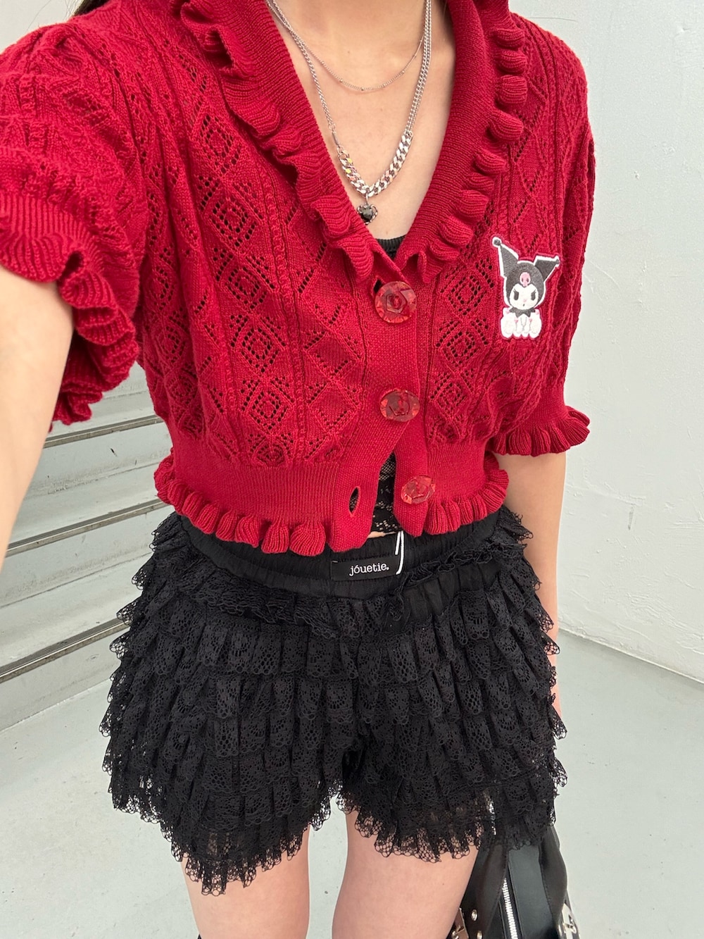 ブラック系のブーツ、ブラック系のボストンバッグ、ブラック系のその他パンツを着用したレディースの春コーディネートの8枚目の写真