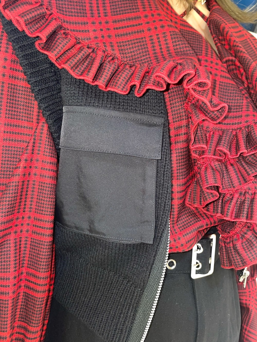 ブラック系のスカート、ブラック系のベスト、レッド系のシャツ/ブラウスを着用したレディースの春コーディネートの9枚目の写真