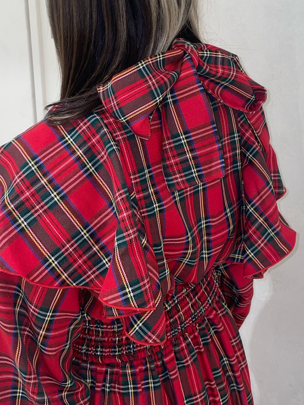 レッド系のワンピース、ゴールド系のネックレスを着用したレディースの冬コーディネートの8枚目の写真