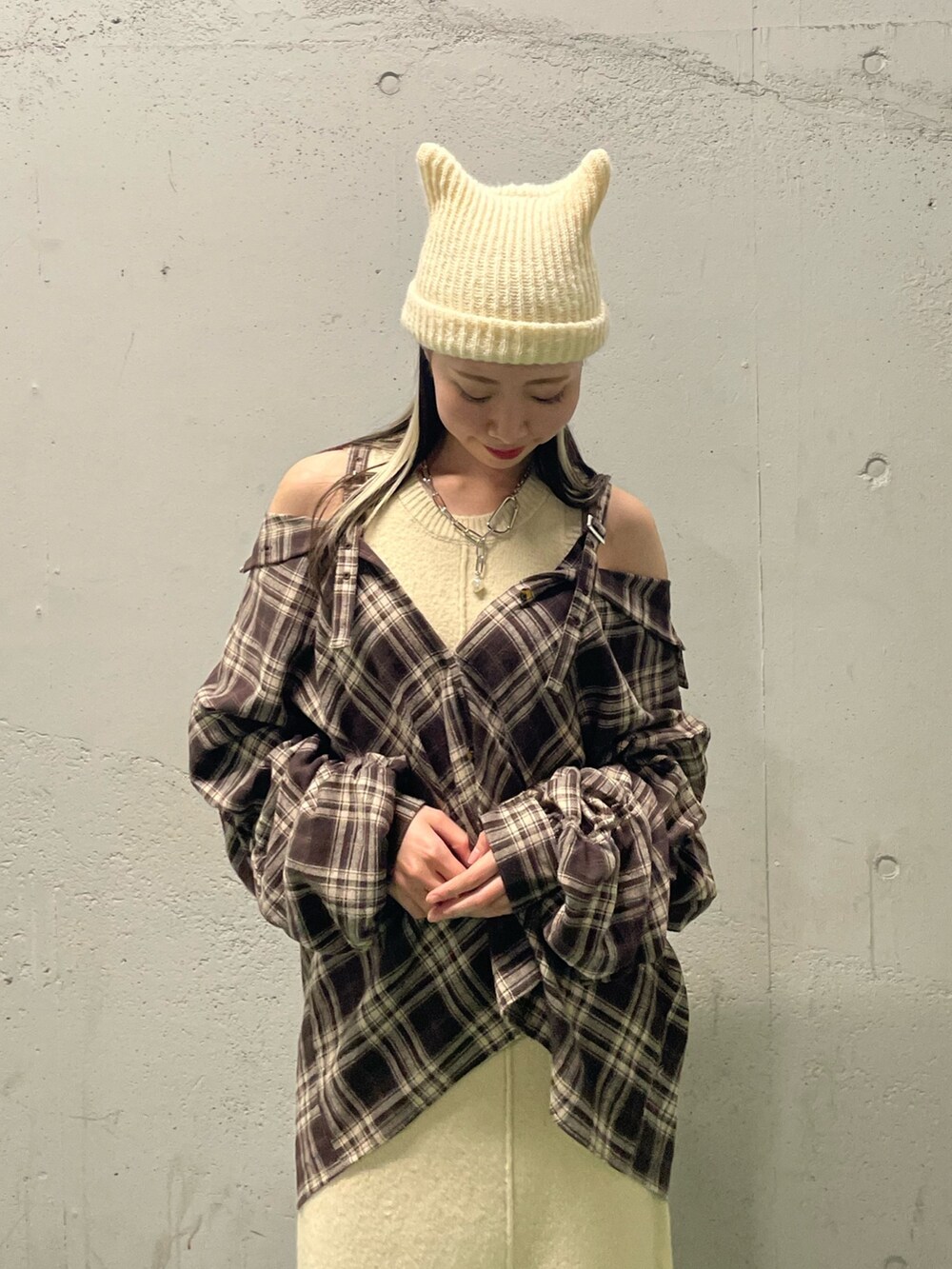 ホワイト系のワンピース、ブラウン系のシャツ/ブラウス、ブラック系のブーツを着用したレディースの秋コーディネートの4枚目の写真