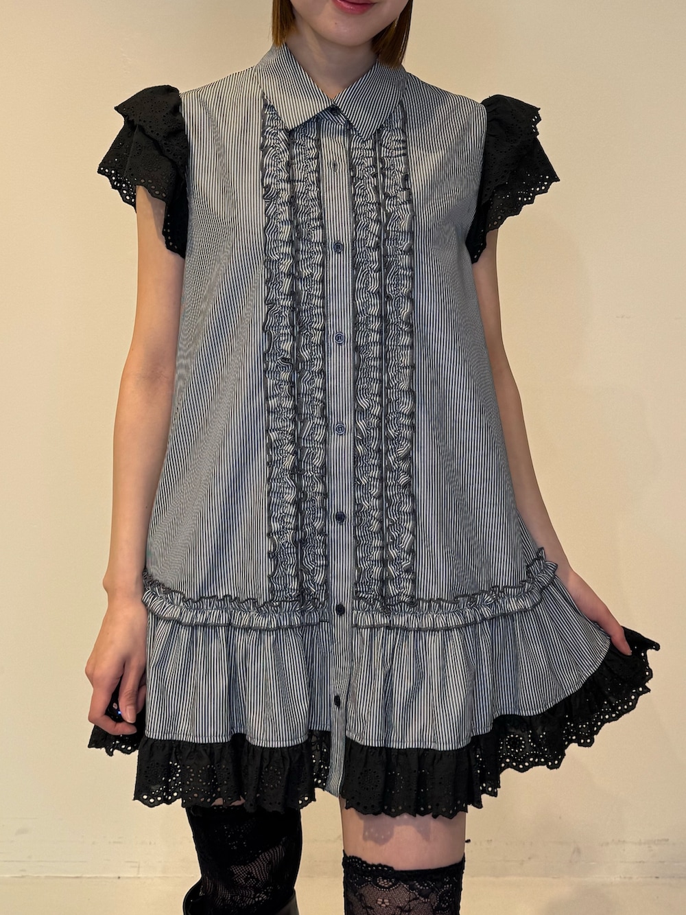 ブラック系のシャツ/ブラウスを着用したレディースの春コーディネートの6枚目の写真