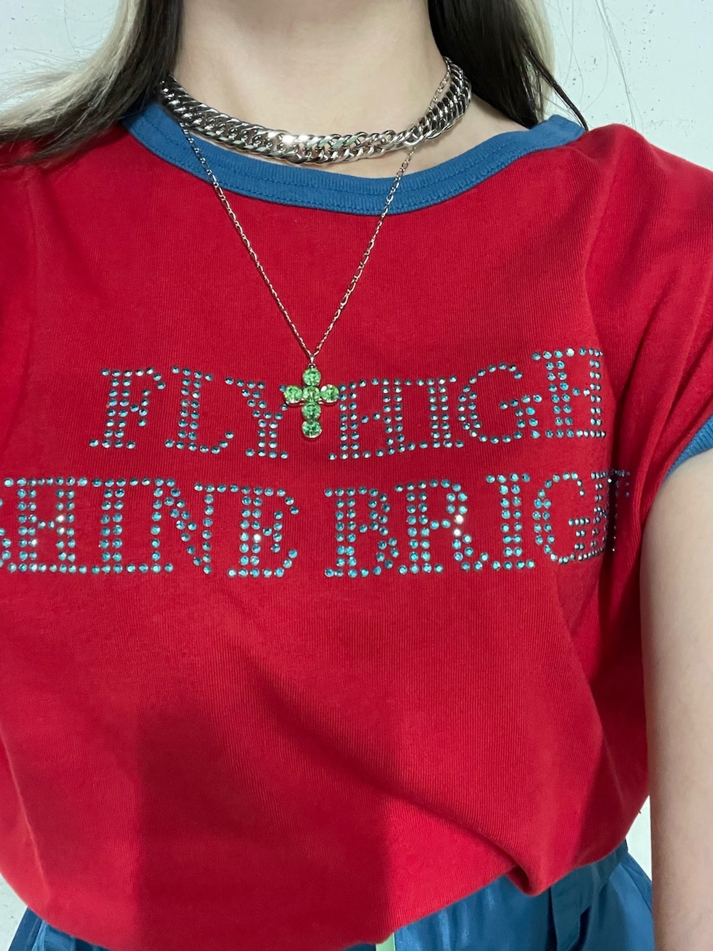 ブルー系のその他パンツ、レッド系のTシャツ/カットソー、ブラック系のブーツを着用したレディースの夏コーディネートの7枚目の写真