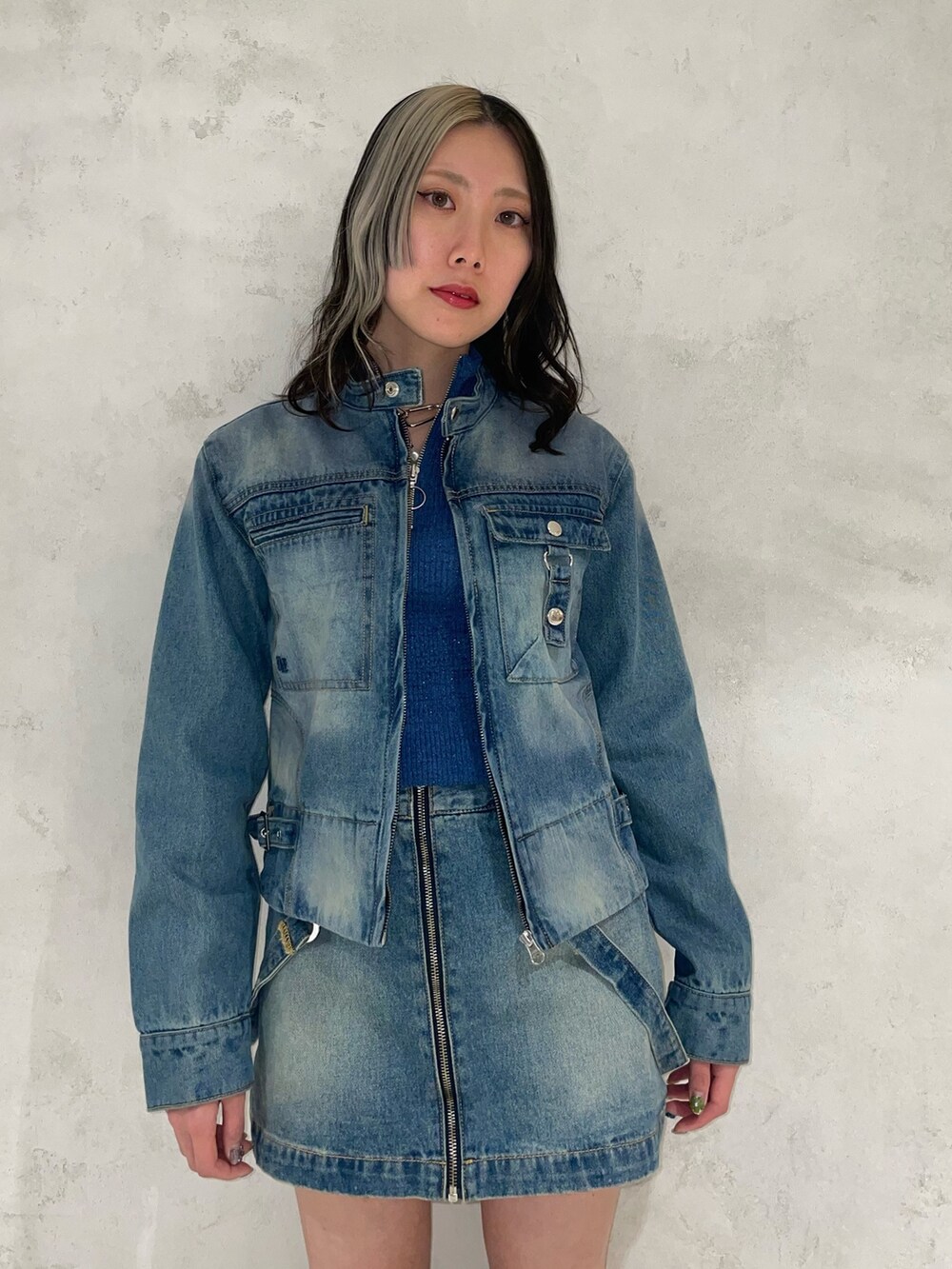 ブルー系のデニムスカート、ブルー系のニット/セーター、ブルー系のデニムジャケットを着用したレディースの冬コーディネートの5枚目の写真