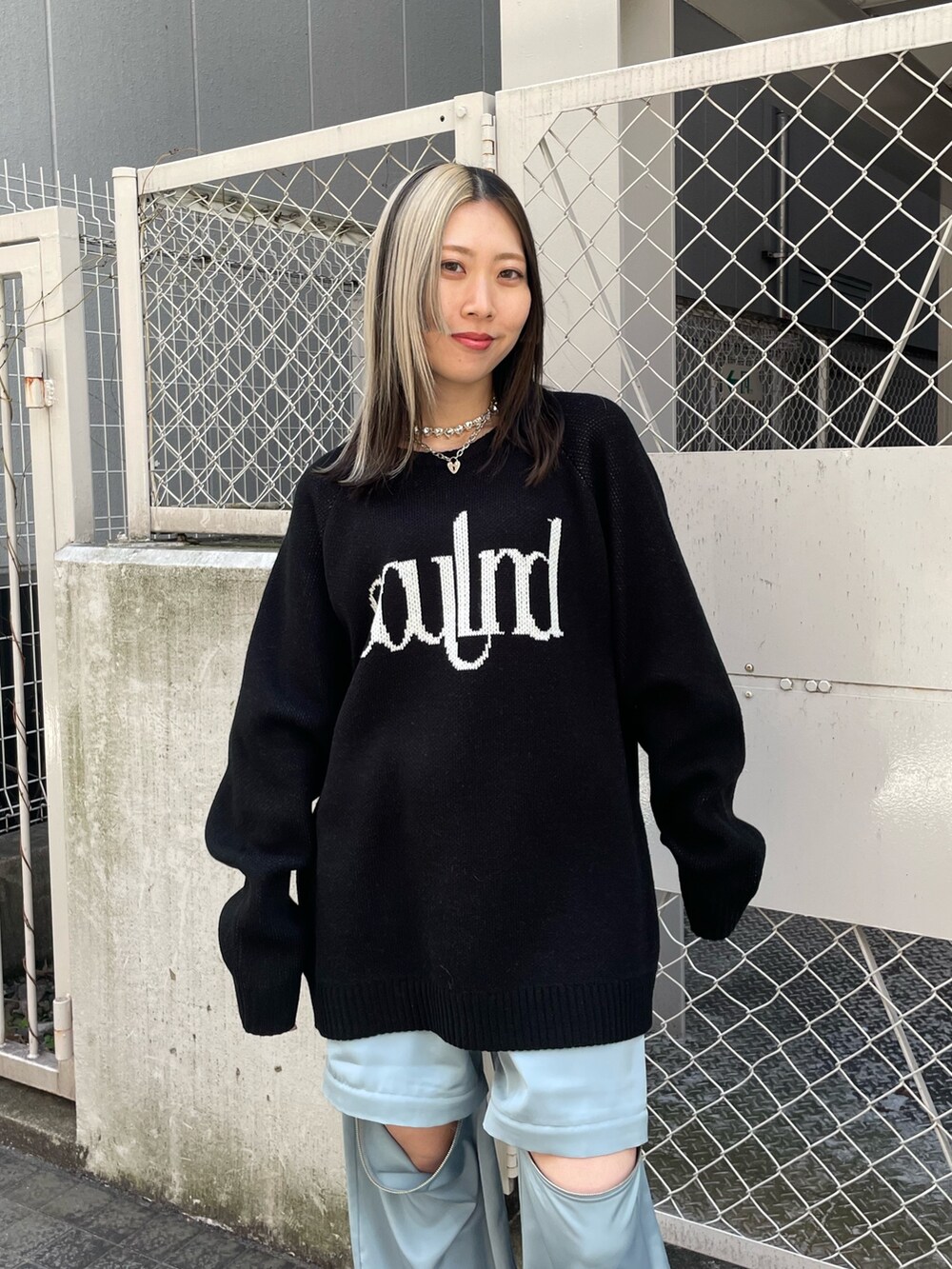 ブルー系のその他パンツ、ブラック系のニット/セーター、シルバー系のネックレスを着用したレディースの冬コーディネートの4枚目の写真