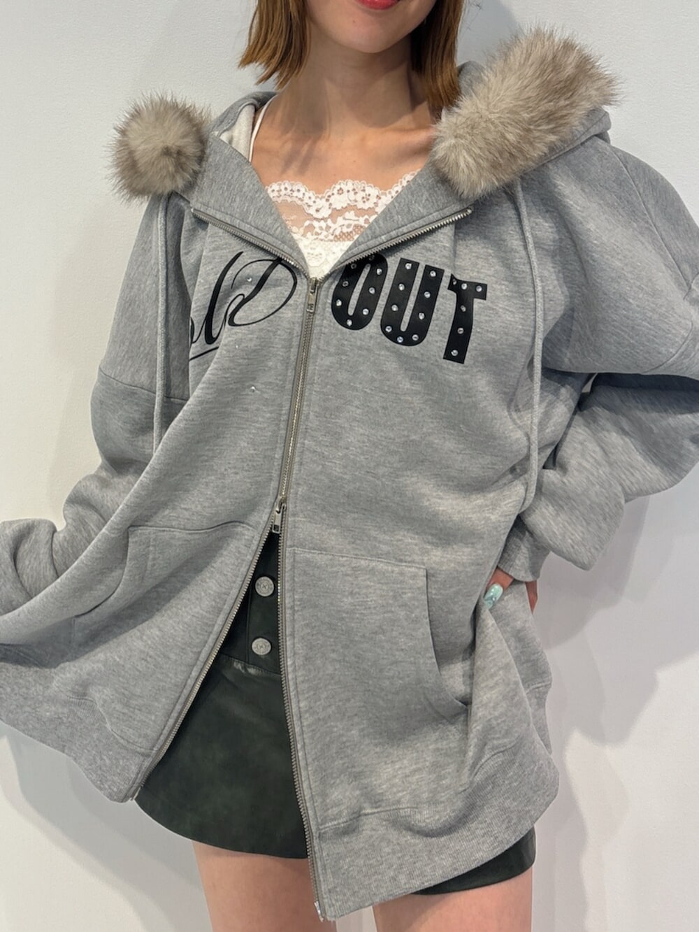 ブラック系のサンダル、グレー系のTシャツ/カットソー、グリーン系のその他パンツを着用したレディースの夏コーディネートの5枚目の写真