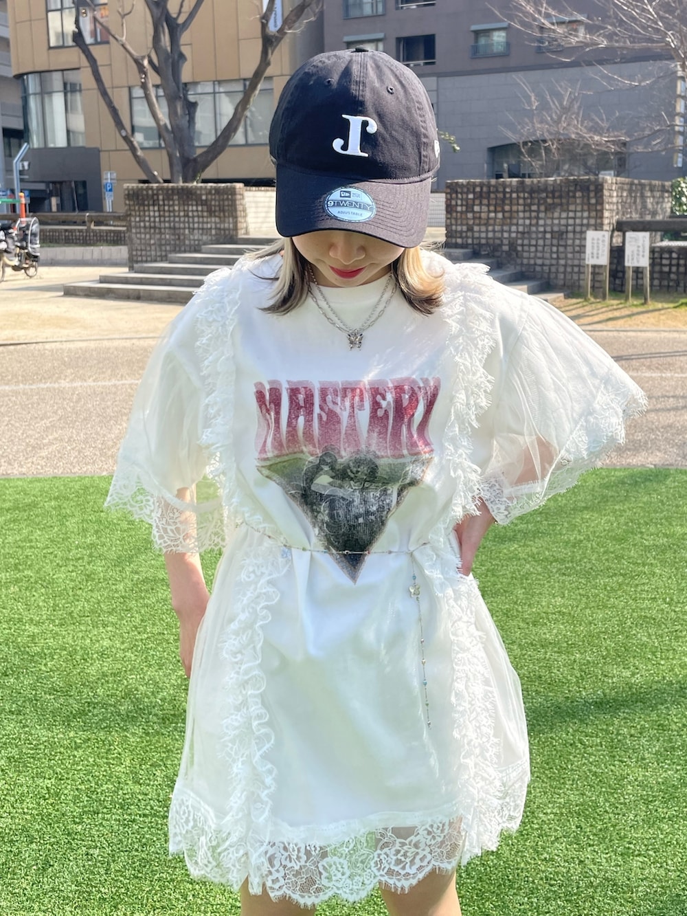 ホワイト系のワンピース、シルバー系のベルト、シルバー系のネックレスを着用したレディースの春コーディネートの6枚目の写真