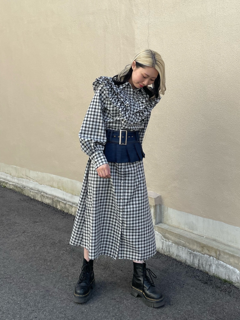 ブラック系のワンピース、ブルー系のベルト、シルバー系のネックレスを着用したレディースの春コーディネートの3枚目の写真