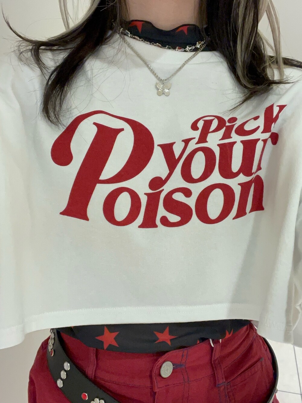 レッド系のその他パンツ、ブラック系のTシャツ/カットソー、ホワイト系のTシャツ/カットソーを着用したレディースの夏コーディネートの7枚目の写真