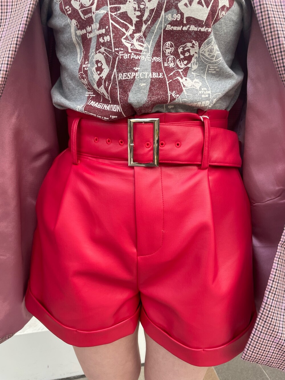 レッド系のその他パンツ、ピンク系のテーラードジャケット、ピンク系のローファーを着用したレディースの春コーディネートの9枚目の写真