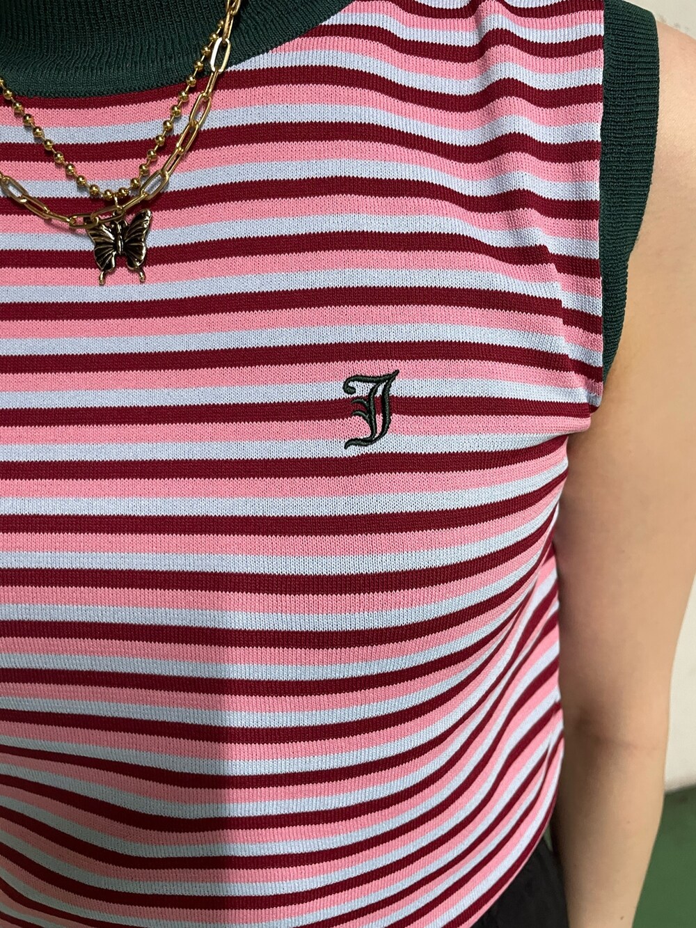 ブラック系のカーゴパンツ、ピンク系のニット/セーター、ホワイト系のブレスレットを着用したレディースの夏コーディネートの8枚目の写真