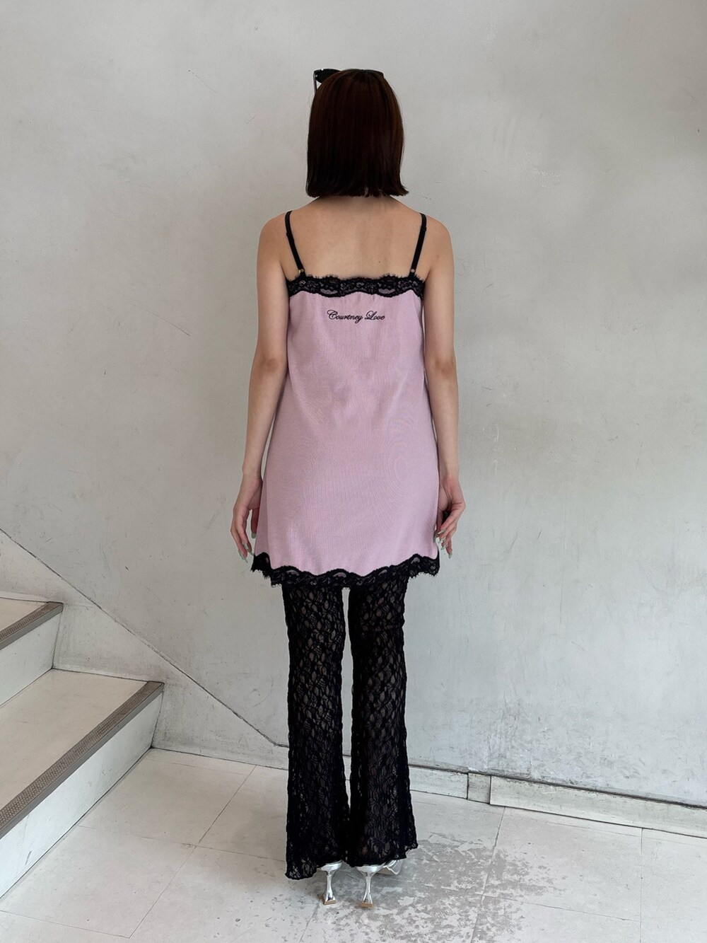 ピンク系のワンピース、ブラック系のその他パンツ、シルバー系のパンプスを着用したレディースの夏コーディネートの4枚目の写真