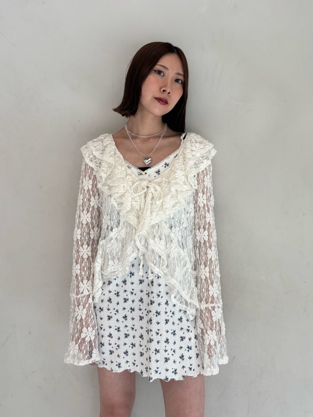 ホワイト系のワンピース、ホワイト系のシャツ/ブラウス、シルバー系のパンプスを着用したレディースの夏コーディネートの5枚目の写真