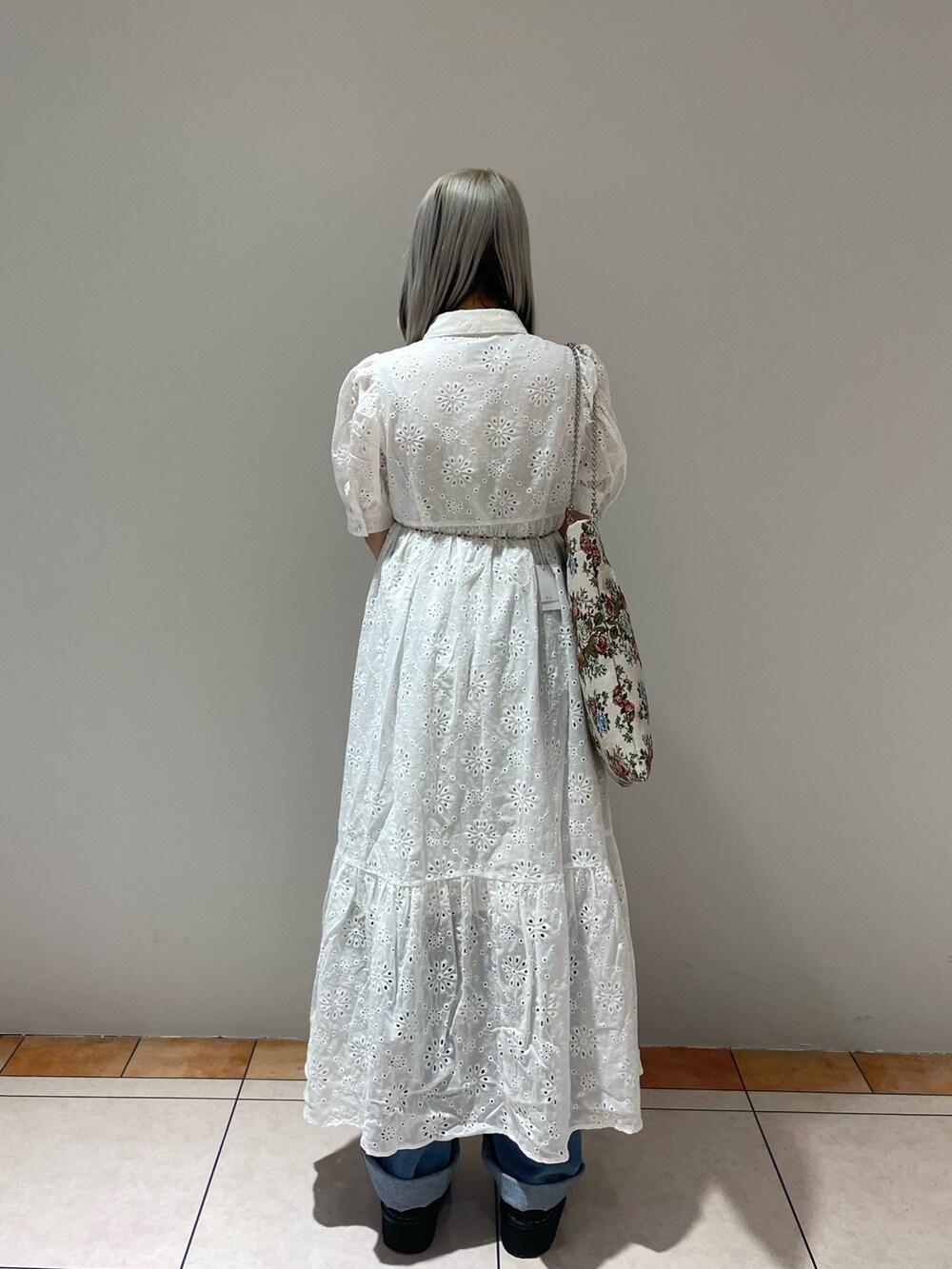 ホワイト系のワンピース、ブルー系のカーゴパンツ、その他のハンドバッグを着用したレディースの夏コーディネートの4枚目の写真