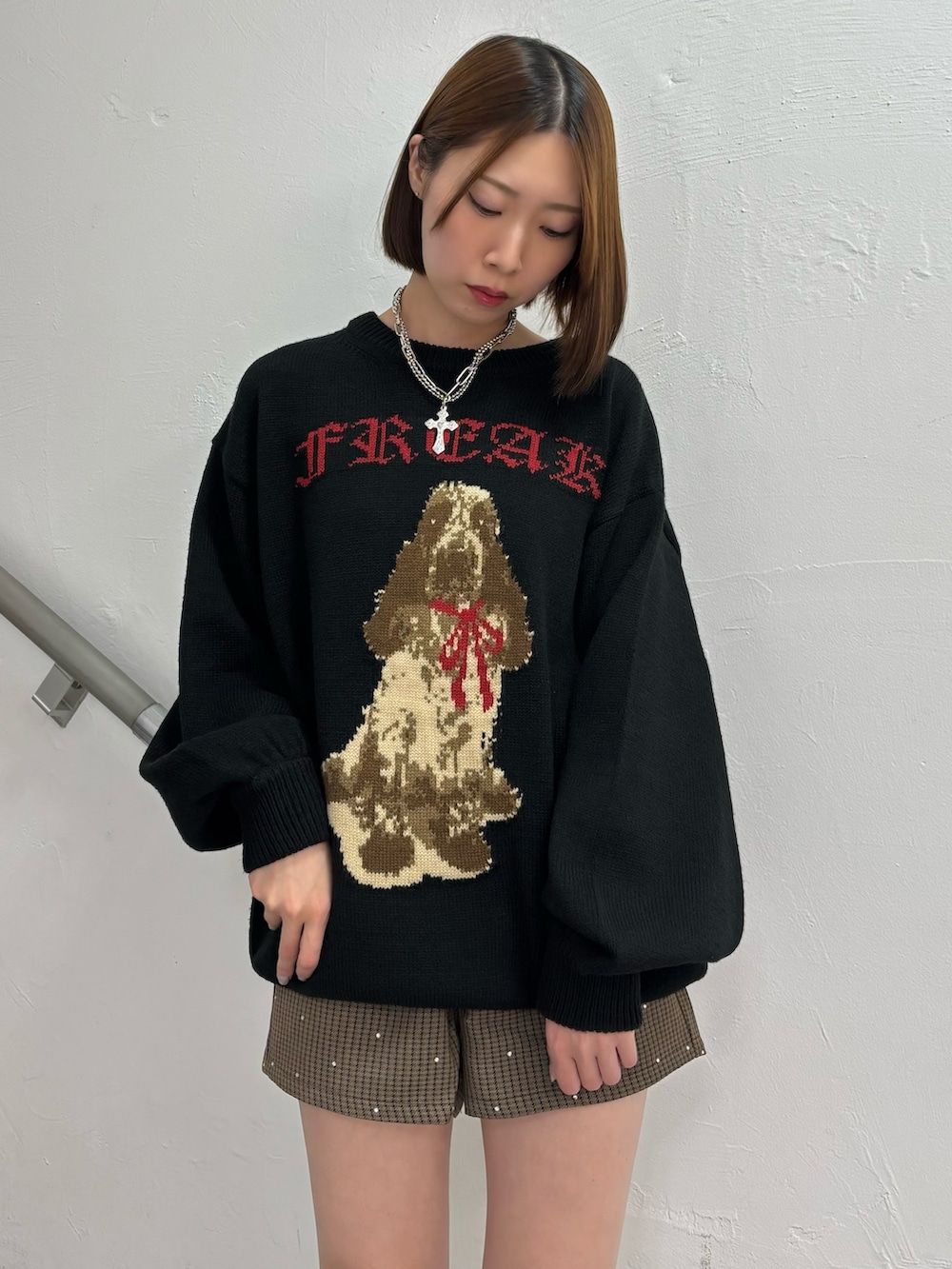 ブラック系のニット/セーター、ブラウン系のその他パンツ、ブラック系のパンプスを着用したレディースの秋コーディネートの6枚目の写真