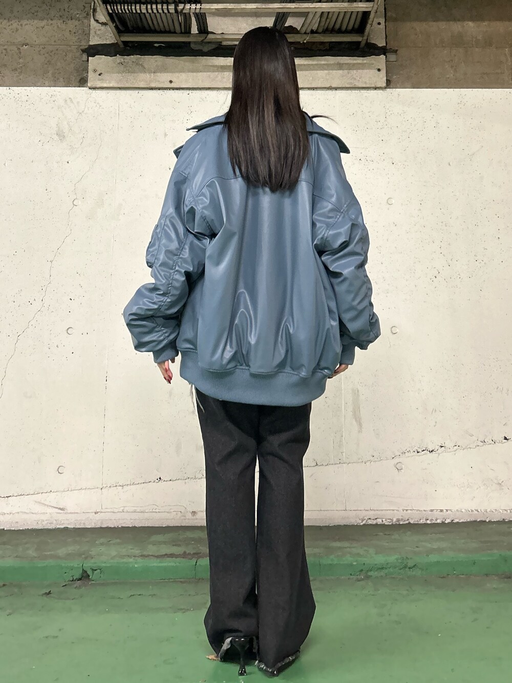 ブラック系のその他パンツ、ブルー系のブルゾン、ブラック系のシャツ/ブラウスを着用したレディースの秋コーディネートの4枚目の写真