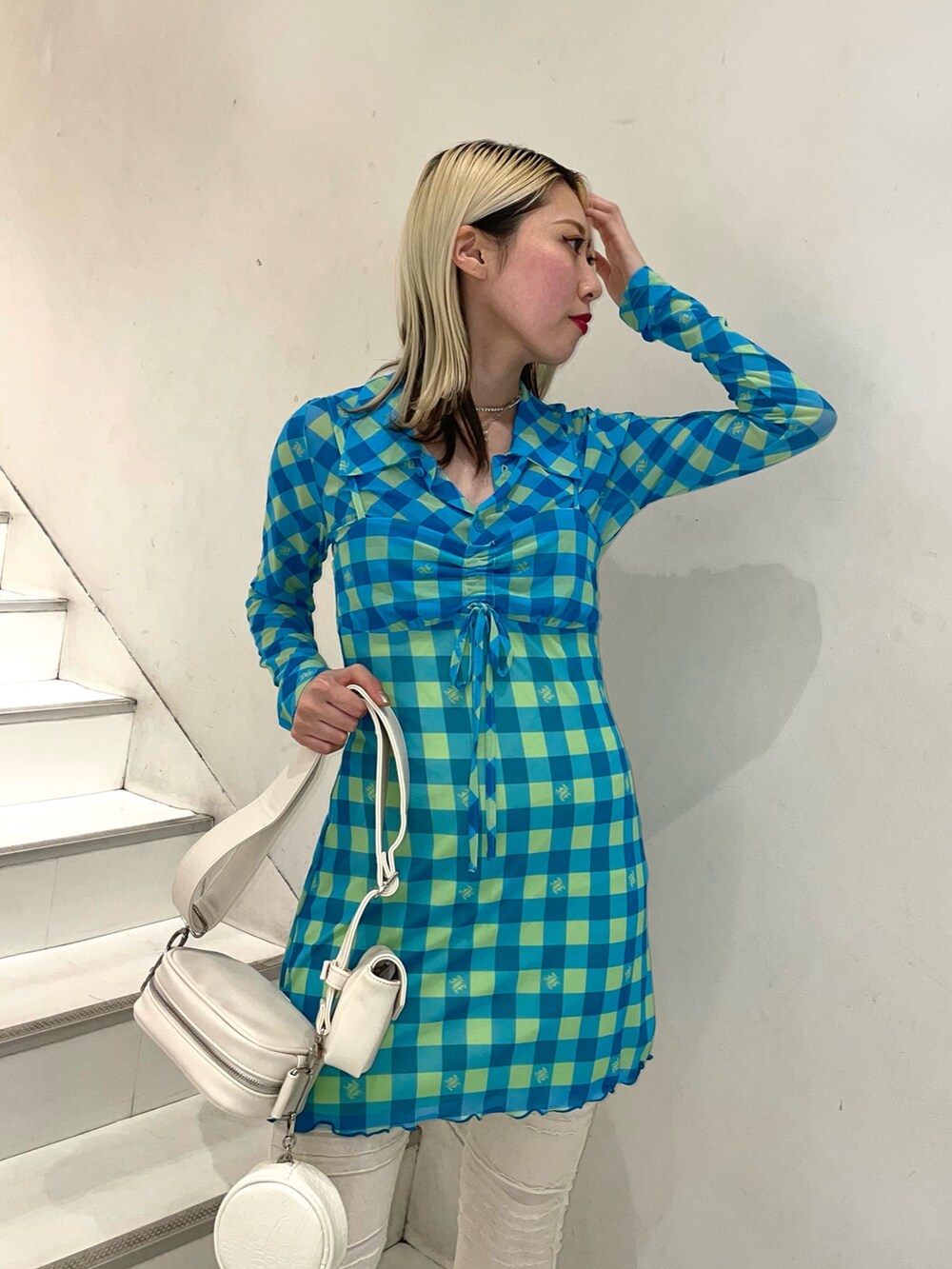 ブルー系のワンピース、ホワイト系のその他パンツ、パープル系のサンダルを着用したレディースの春コーディネートの7枚目の写真