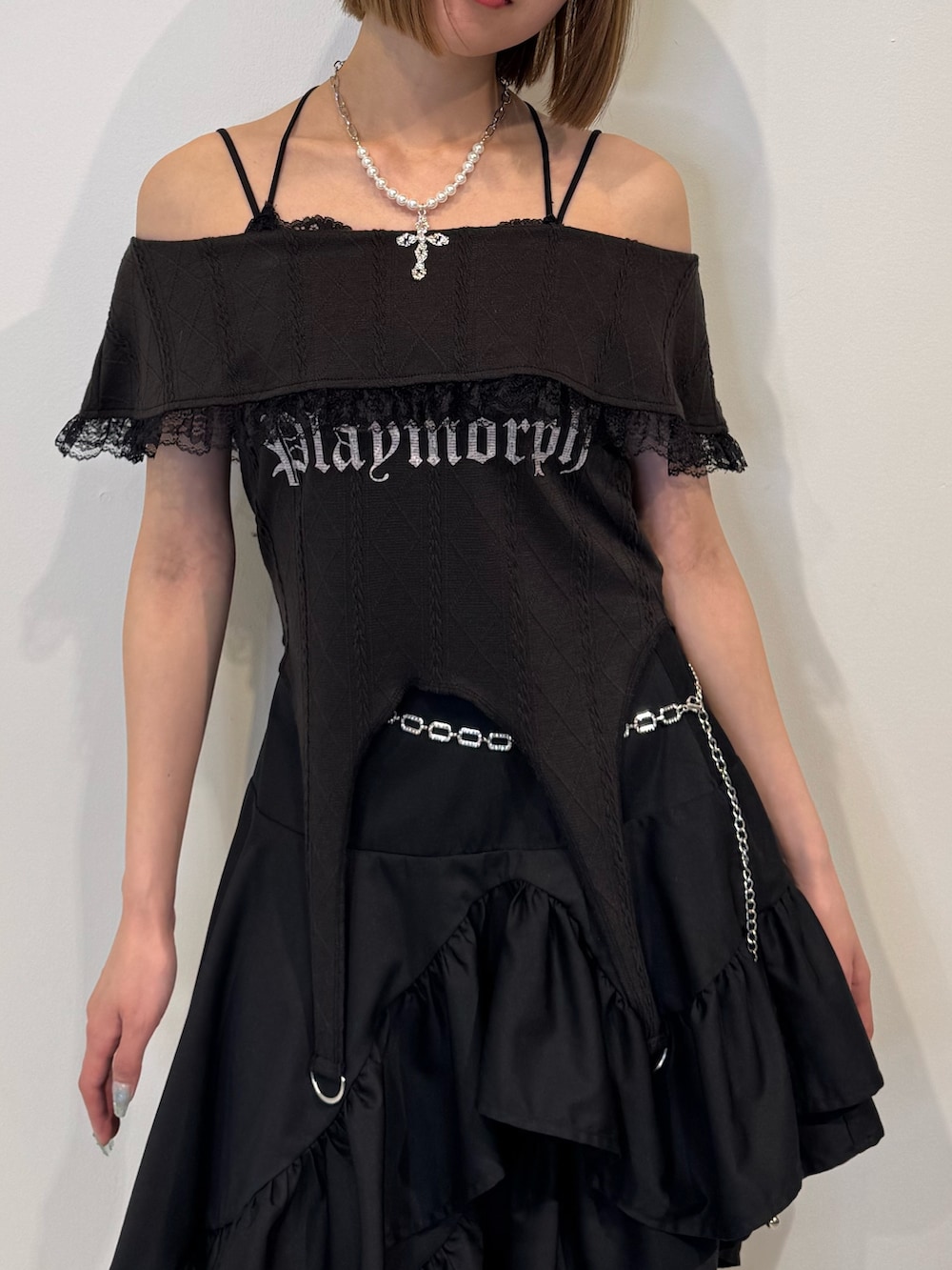 ブラック系のTシャツ/カットソー、ブラック系のスカート、ブラック系のブーツを着用したレディースの春コーディネートの5枚目の写真