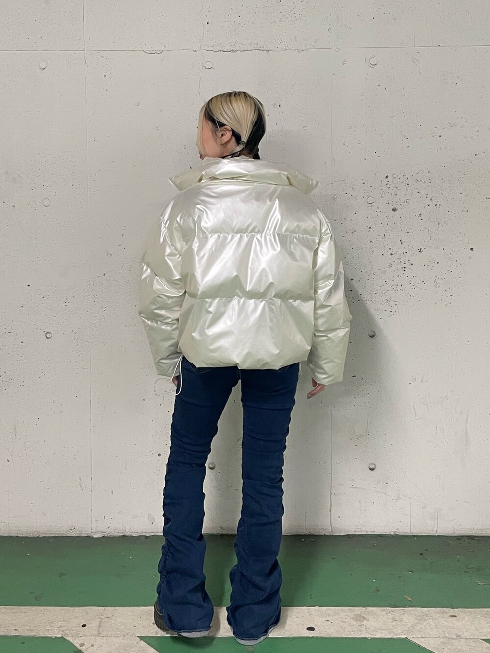 「jouetie、jouetiefashionista、jouetie_ootd、jouetieコーデ、ジュエティ、ジュエティ(jouetie)、ジュエティコーデ、メタリックカラー、ダウンジャケット、フレアパンツ、ショート丈トップス、Dr.Martens、デニムパンツ、ラメニット、大人カジュアル」｜「jouetieのギャザーフレアパンツ（その他パンツ、ブルー系）」を使った、RINOさん（レディース・156cm）の冬コーディネートの4枚目の写真