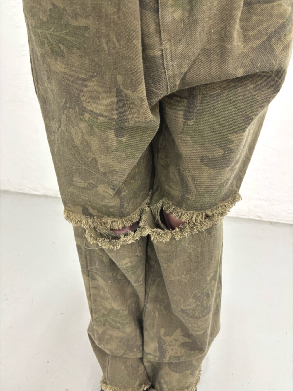 ブルー系のキャミソール、グリーン系のその他パンツ、その他のネックレスを着用したレディースの夏コーディネートの9枚目の写真