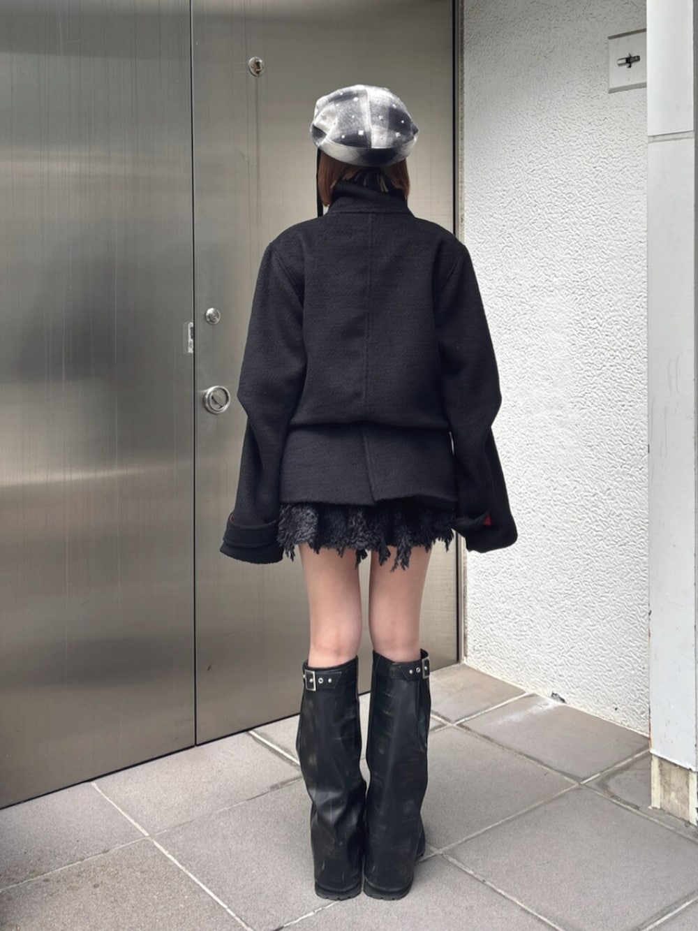 ブラック系のブーツ、ブラック系のスカート、ブラック系のその他アウターを着用したレディースの夏コーディネートの4枚目の写真