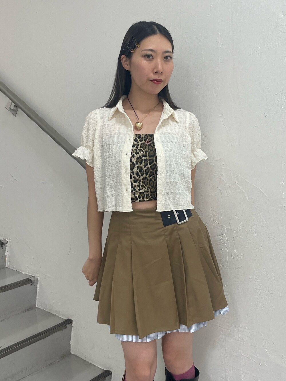 ベージュ系のスカート、ブラウン系のキャミソール、ホワイト系のシャツ/ブラウスを着用したレディースの夏コーディネートの5枚目の写真