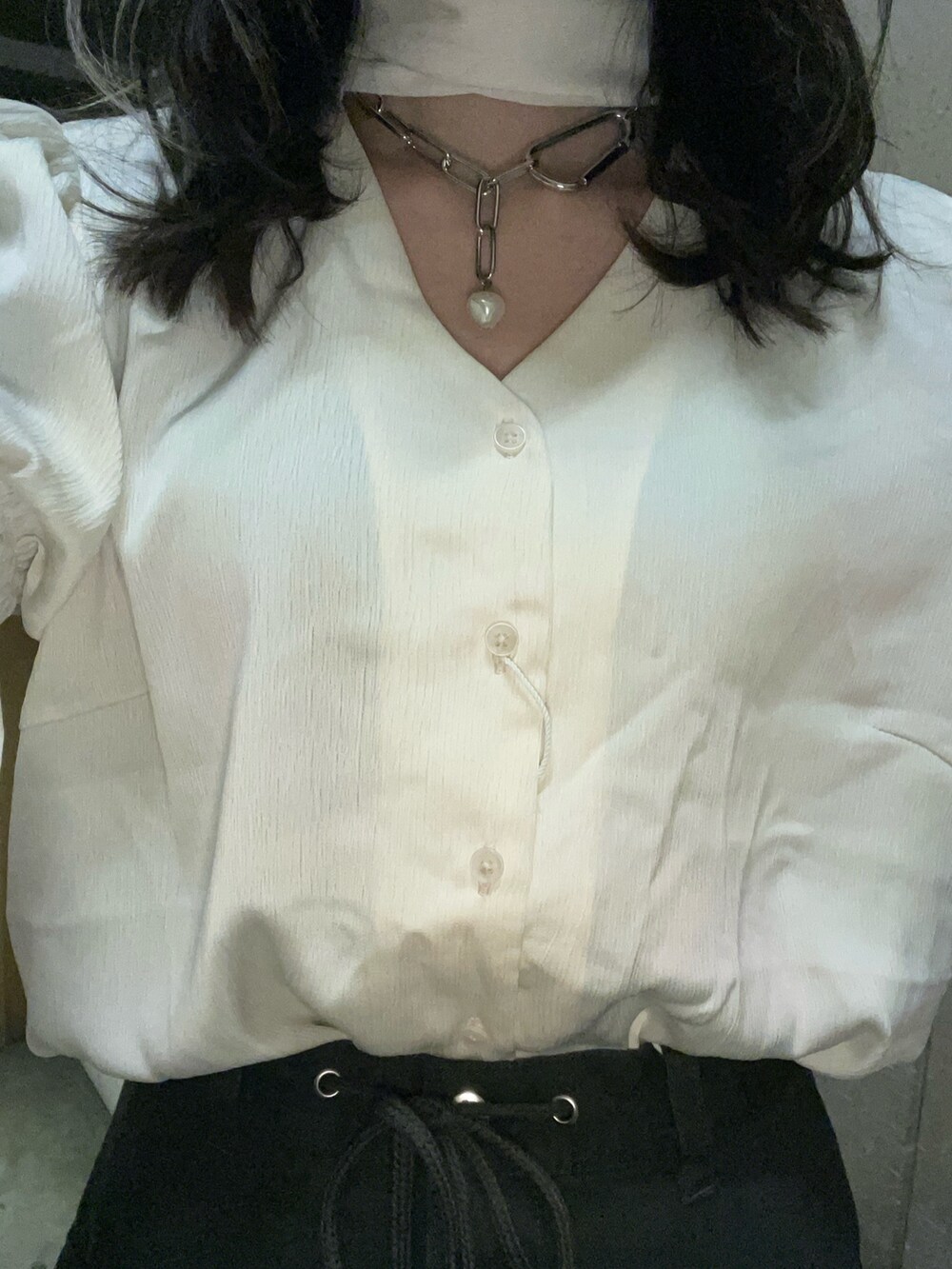 ブラック系のスカート、ブラック系のパーカー、ホワイト系のシャツ/ブラウスを着用したレディースの冬コーディネートの7枚目の写真