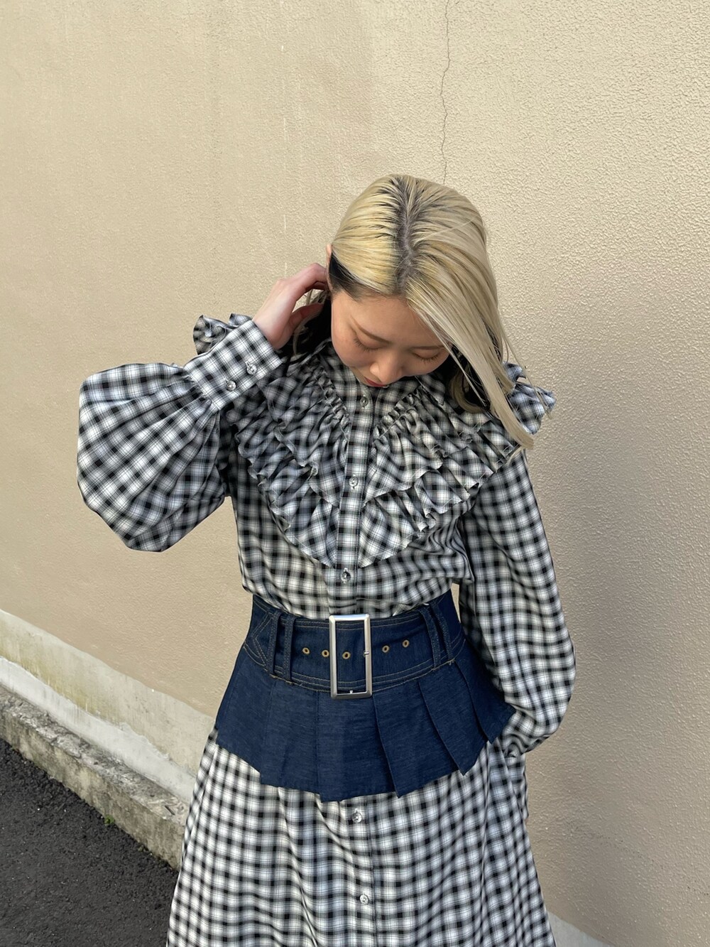 ブラック系のワンピース、ブルー系のベルト、シルバー系のネックレスを着用したレディースの春コーディネートの5枚目の写真