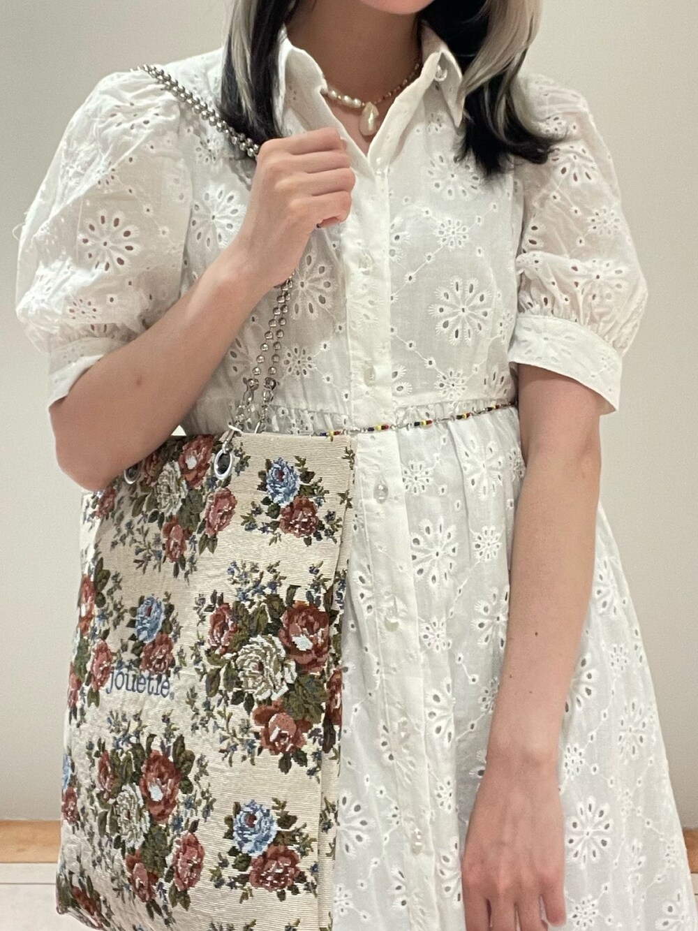 ホワイト系のワンピース、ブルー系のカーゴパンツ、その他のハンドバッグを着用したレディースの夏コーディネートの8枚目の写真