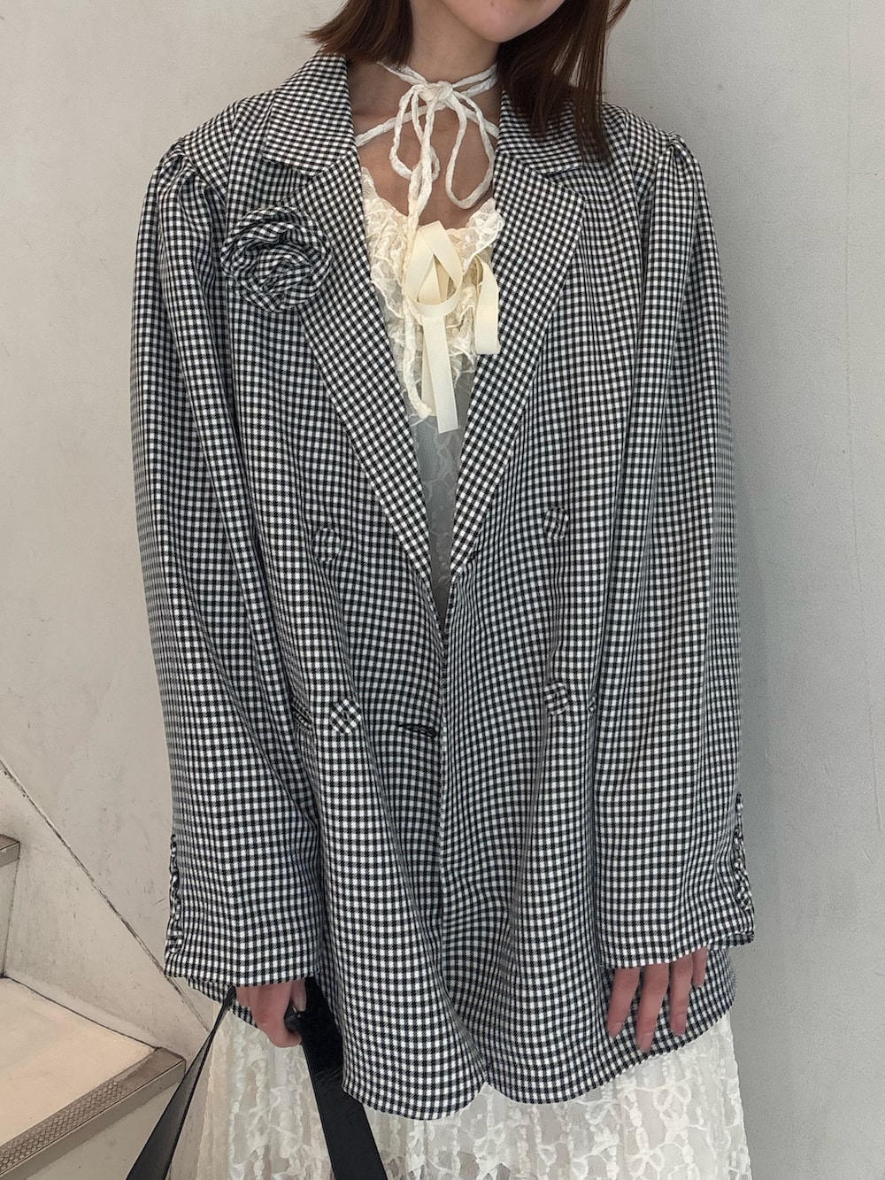 その他のテーラードジャケット、ホワイト系のワンピース、ブラック系のローファーを着用したレディースの冬コーディネートの7枚目の写真