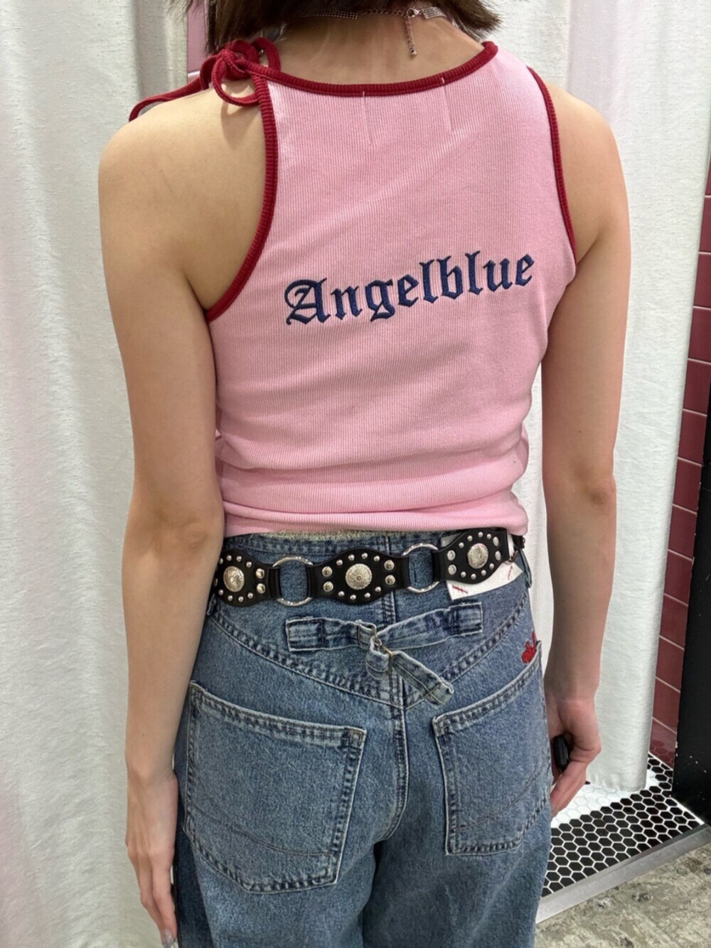 ブルー系のデニムパンツ、ピンク系のキャミソール、ブラック系のパンプスを着用したレディースの夏コーディネートの8枚目の写真