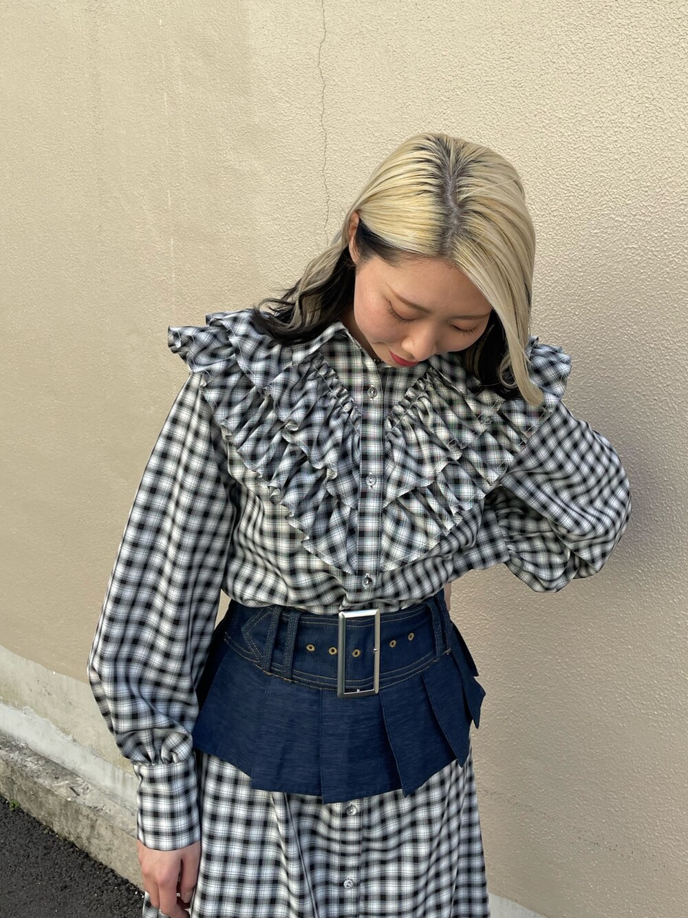 ブラック系のワンピース、ブルー系のベルト、シルバー系のネックレスを着用したレディースの春コーディネートの6枚目の写真