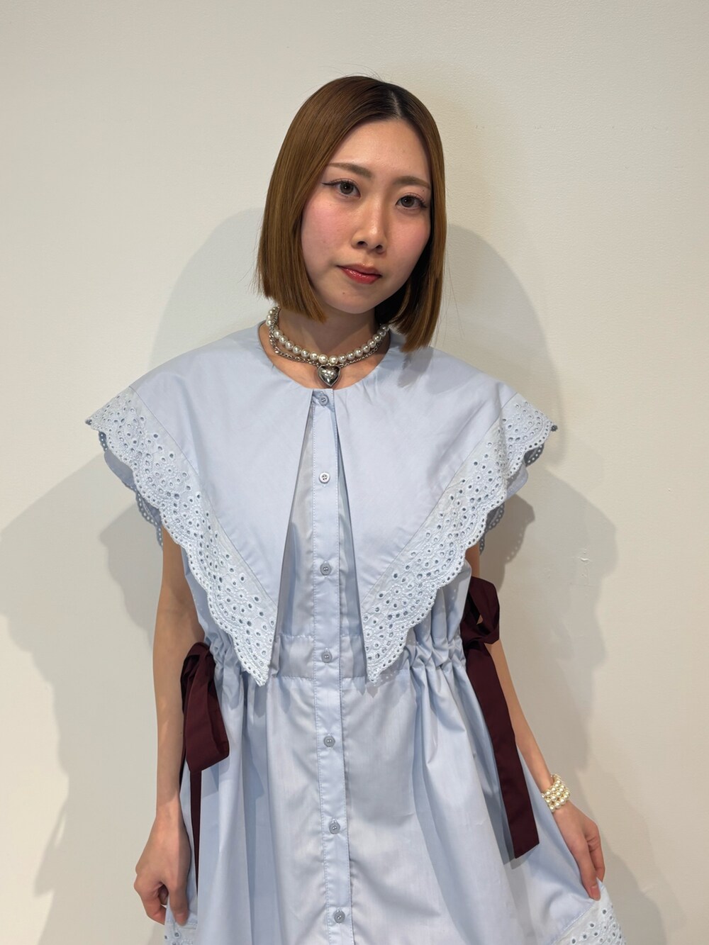 ブルー系のシャツ/ブラウスを着用したレディースの春コーディネートの5枚目の写真