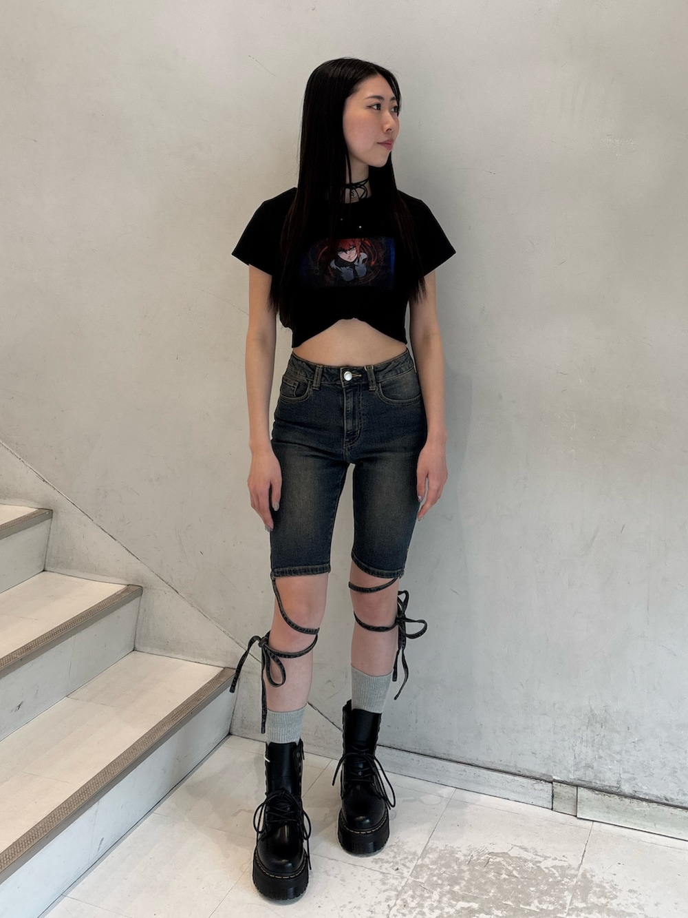 ブルー系のデニムパンツ、ブラック系のTシャツ/カットソー、ブラック系のチョーカーを着用したレディースの春コーディネートの2枚目の写真