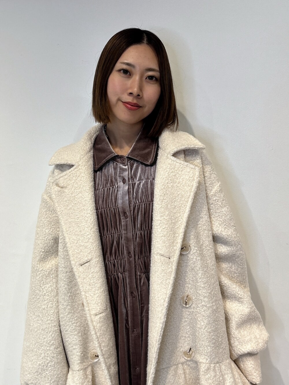 ホワイト系のブーツ、ホワイト系のトレンチコート、ピンク系のワンピースを着用したレディースの夏コーディネートの6枚目の写真