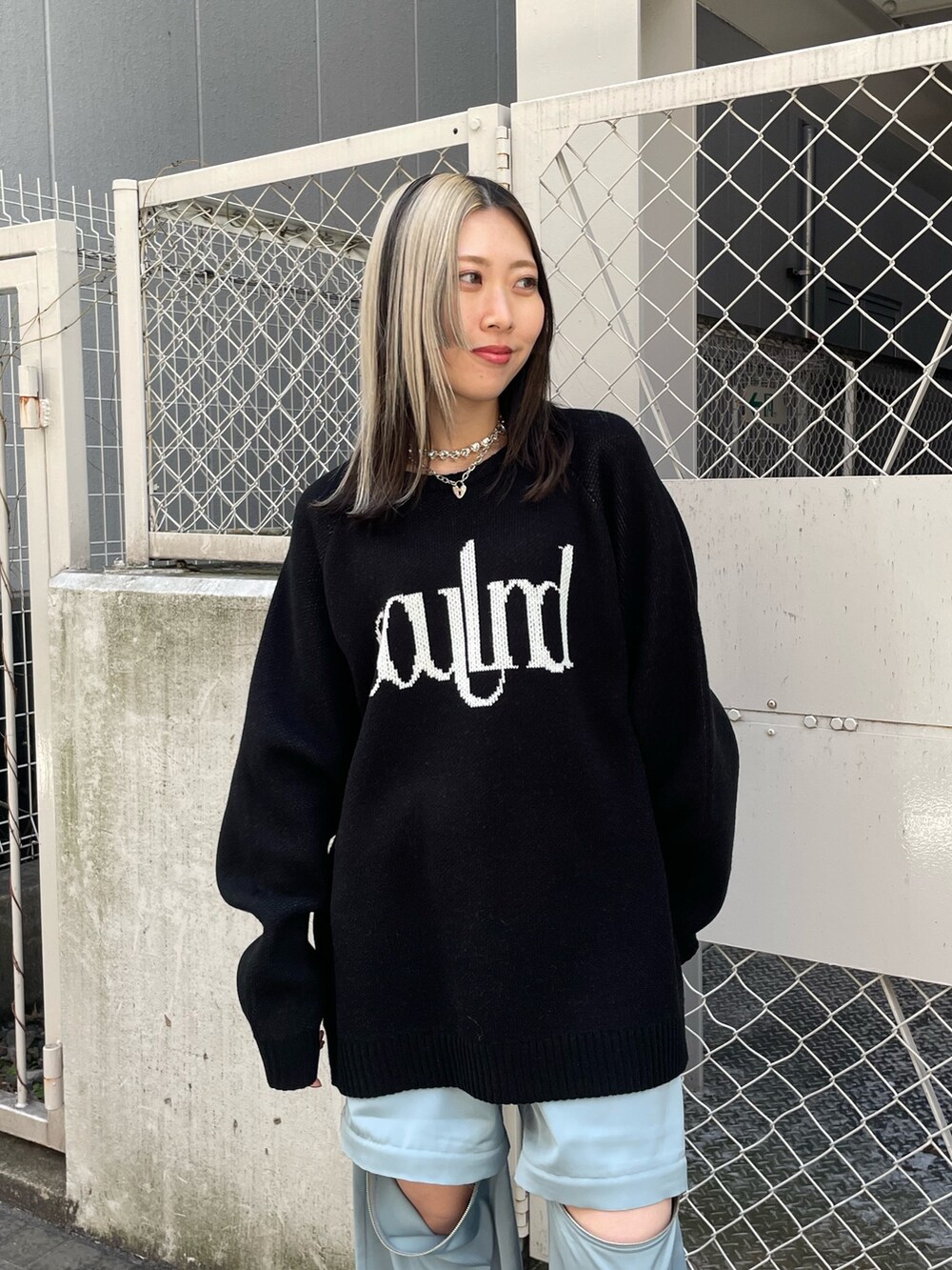 ブルー系のその他パンツ、ブラック系のニット/セーター、シルバー系のネックレスを着用したレディースの冬コーディネートの5枚目の写真