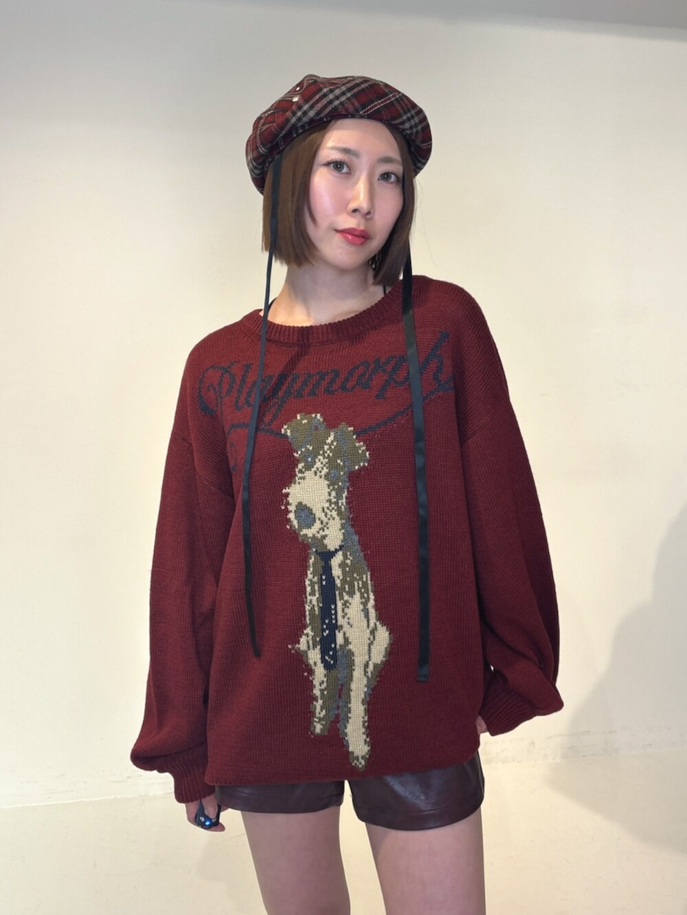 レッド系のその他パンツ、レッド系のニット/セーター、レッド系のハンチング/ベレー帽を着用したレディースの夏コーディネートの5枚目の写真