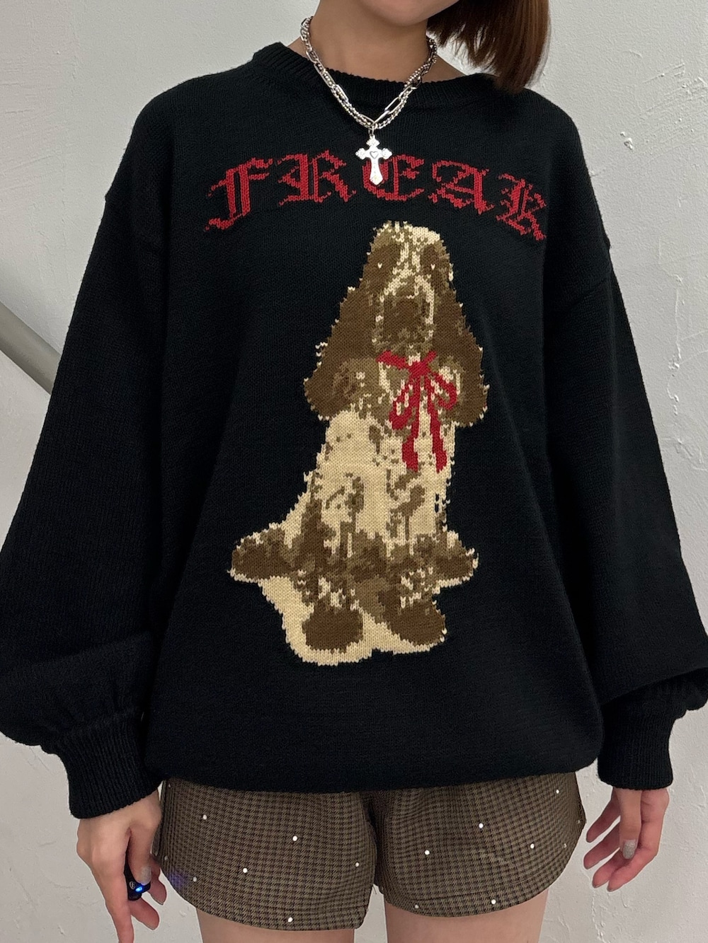 ブラック系のニット/セーター、ブラウン系のその他パンツ、ブラック系のパンプスを着用したレディースの秋コーディネートの7枚目の写真