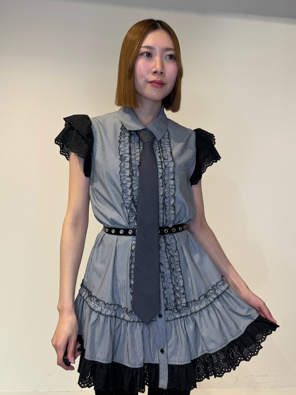 ブラック系のシャツ/ブラウス、グレー系のネクタイ、ブラック系のその他パンツを着用したレディースの春コーディネートの5枚目の写真