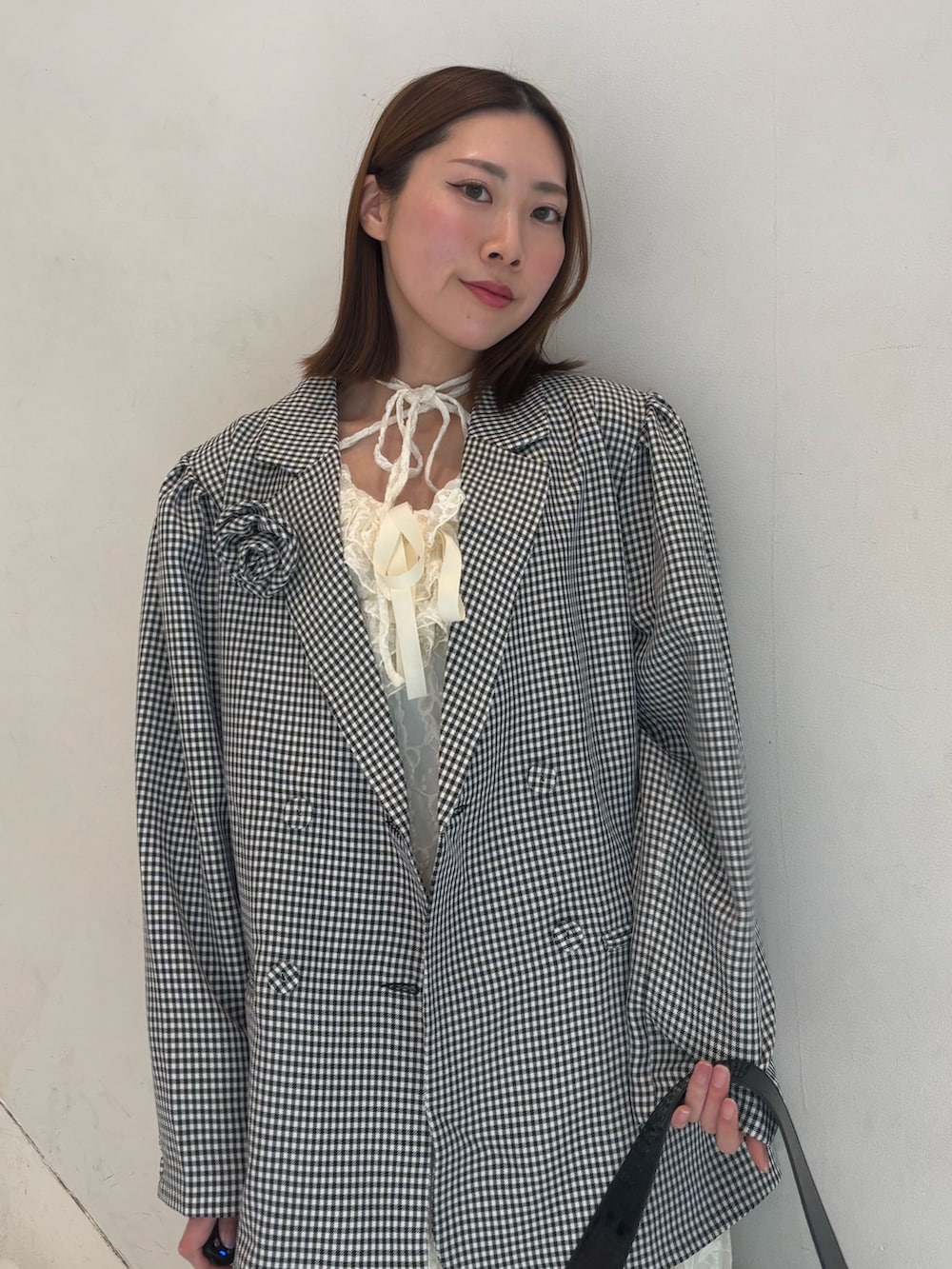 その他のテーラードジャケット、ホワイト系のワンピース、ブラック系のローファーを着用したレディースの冬コーディネートの6枚目の写真