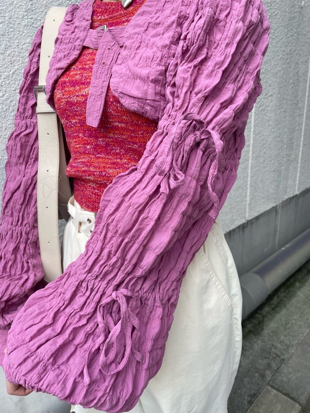 ホワイト系のその他パンツ、ピンク系のタンクトップ、ホワイト系のショルダーバッグを着用したレディースの春コーディネートの8枚目の写真