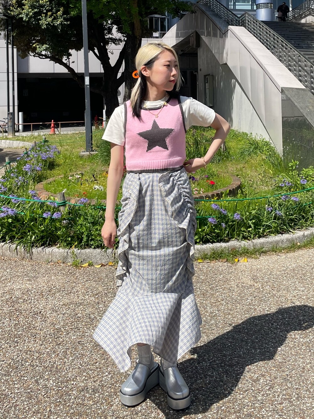 ピンク系のタンクトップ、シルバー系のサンダル、ホワイト系のTシャツ/カットソーを着用したレディースの春コーディネートの3枚目の写真