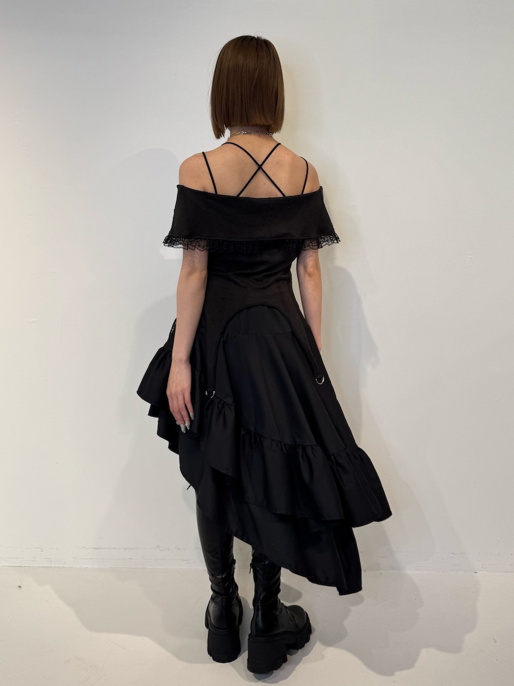 ブラック系のTシャツ/カットソー、ブラック系のスカート、ブラック系のブーツを着用したレディースの春コーディネートの3枚目の写真